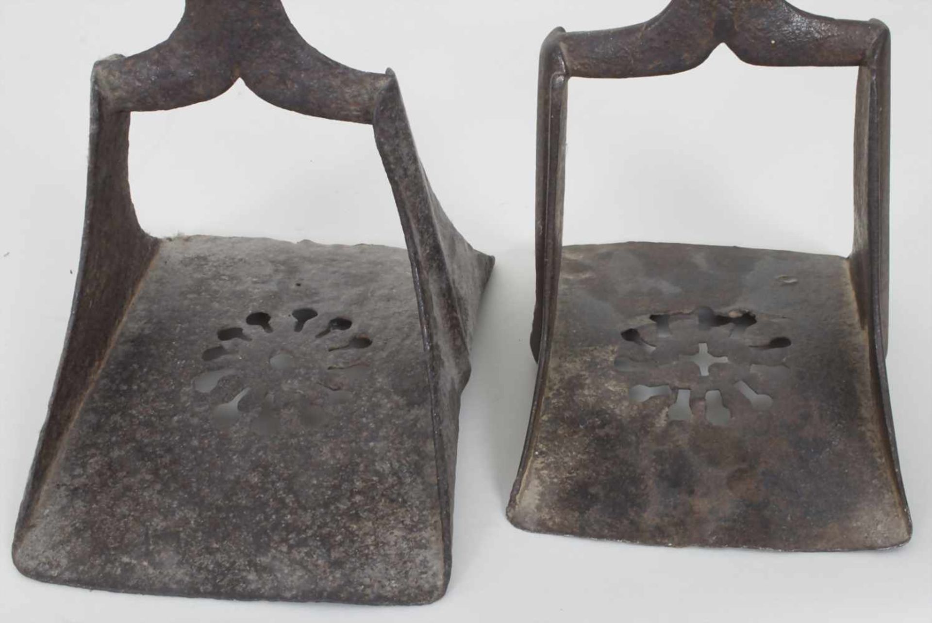 2 Steigbügel, MarokkoMaterial: Schmiedeeisen. Gelochte, leicht gewölbte Trittflächen.Maße:22 cm, - Image 2 of 3