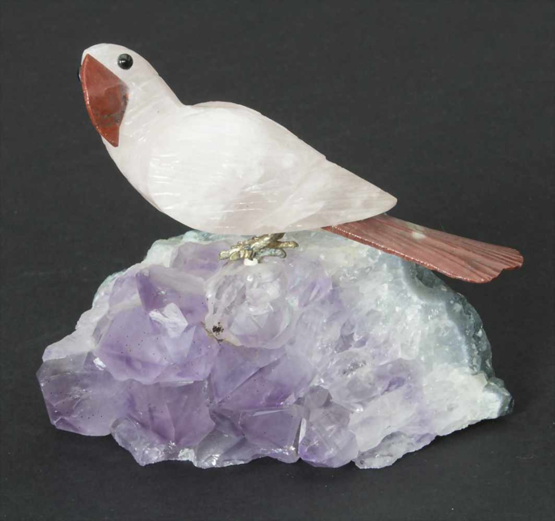 Edelsteinfigur 'Vogel' / A gemstone figure 'Bird'Technik: Rosenquarz, geschnitzt, Amethystdruse