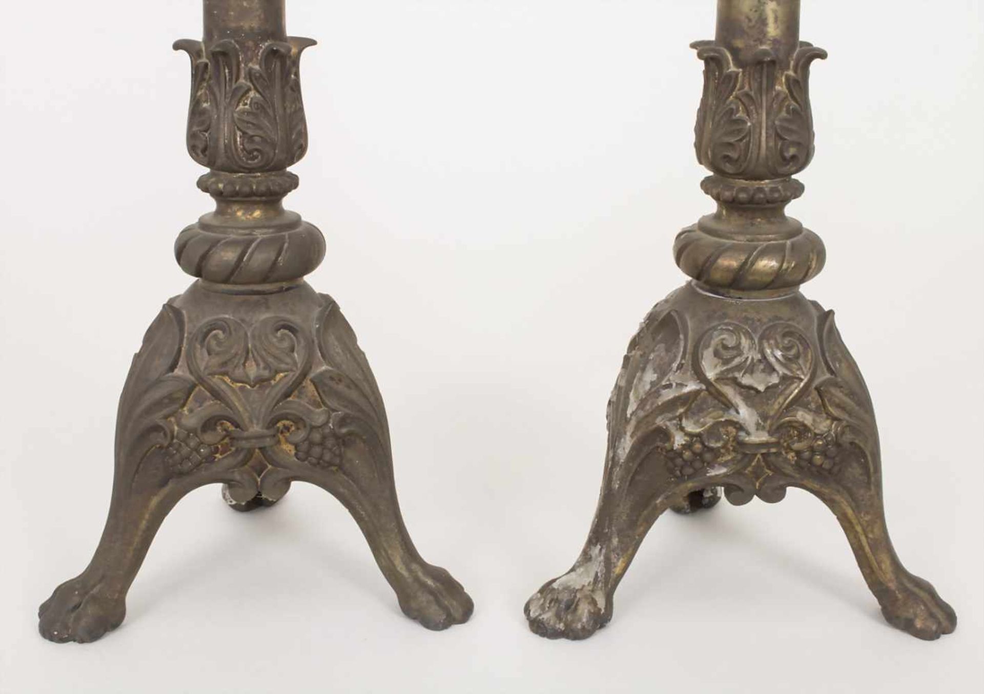 Paar Altarleuchter / A pair of altar candle holders, 19. Jh.Material: Bronze, patiniert, Höhe: 55, - Bild 6 aus 7