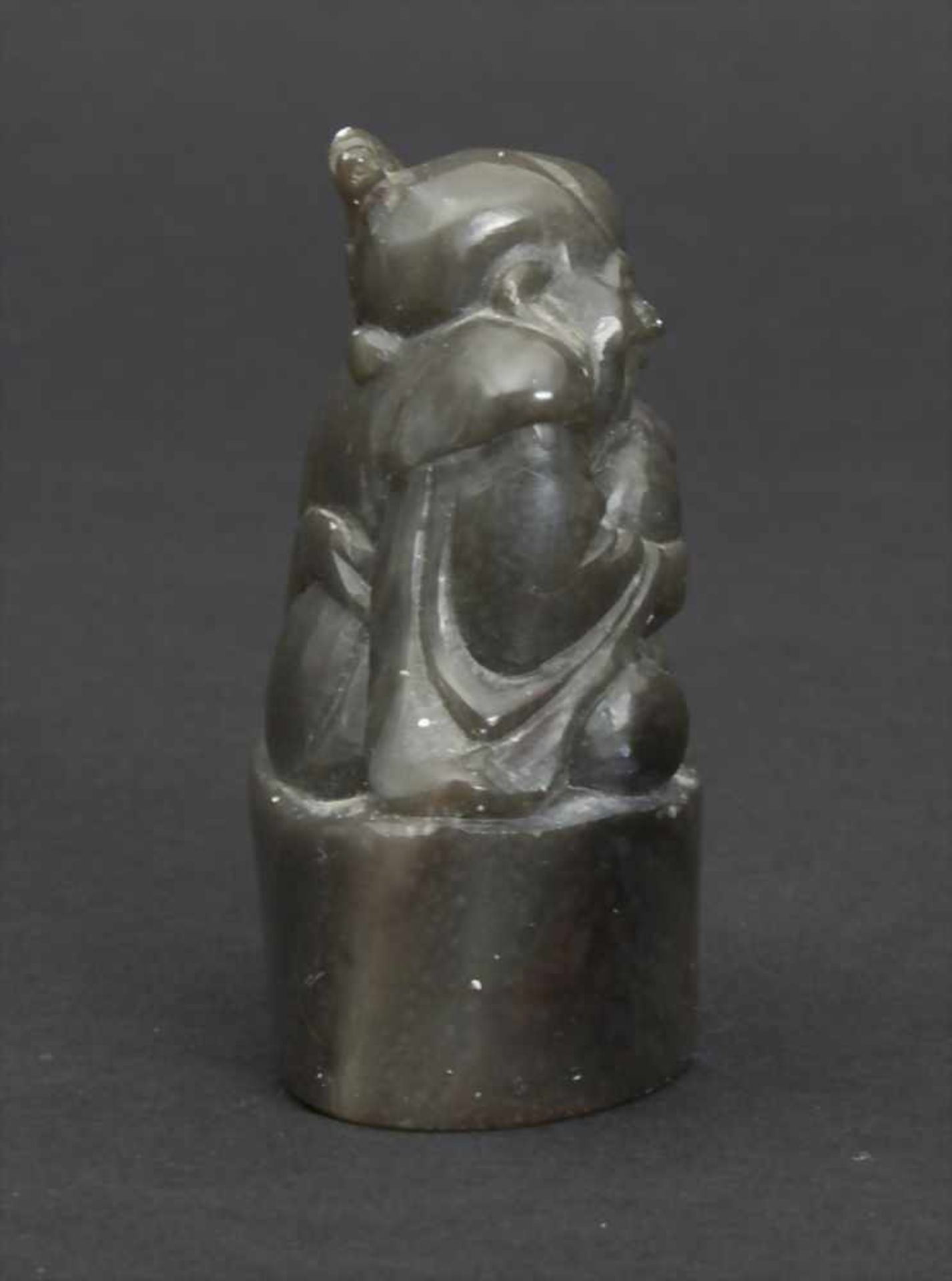 Jade-Stempel, A Jade Stamp, China, 19. Jh.Material: Jade dunkel grün, geschnitzt, Höhe: 5 cm, - Image 6 of 9