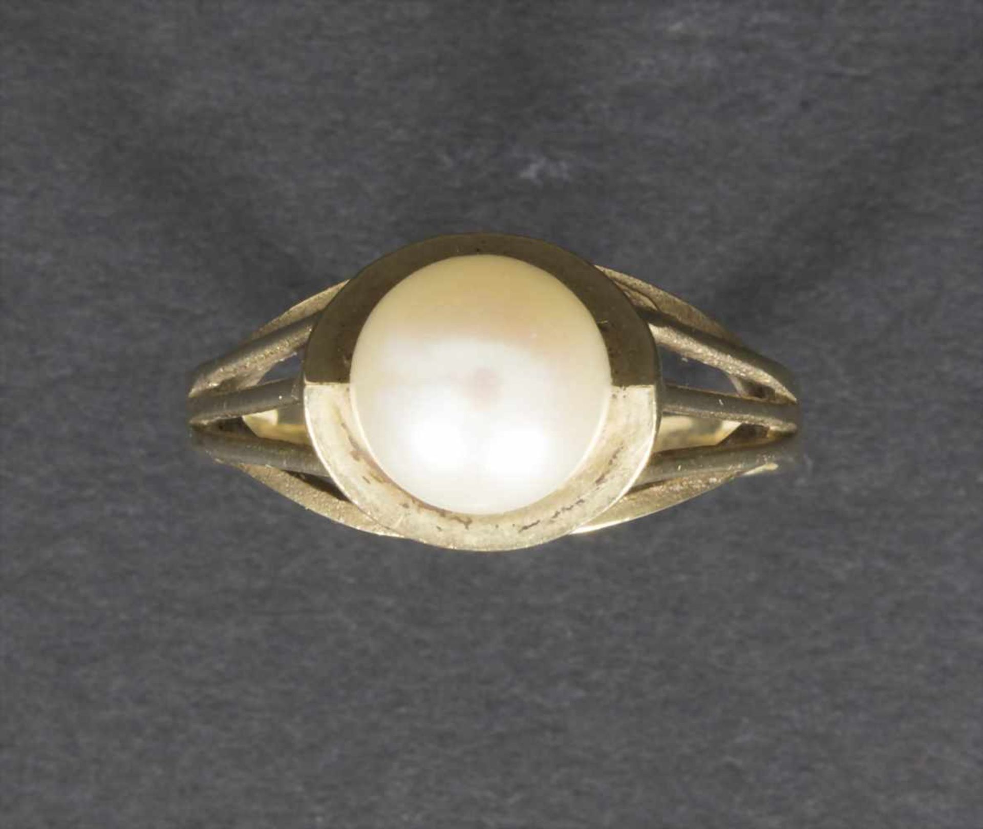 Damenring mit Perle / A ladies ring with a pearlMaterial: 8 Kt.333/000 Gold, Perle,Gewicht: 2,6 g,