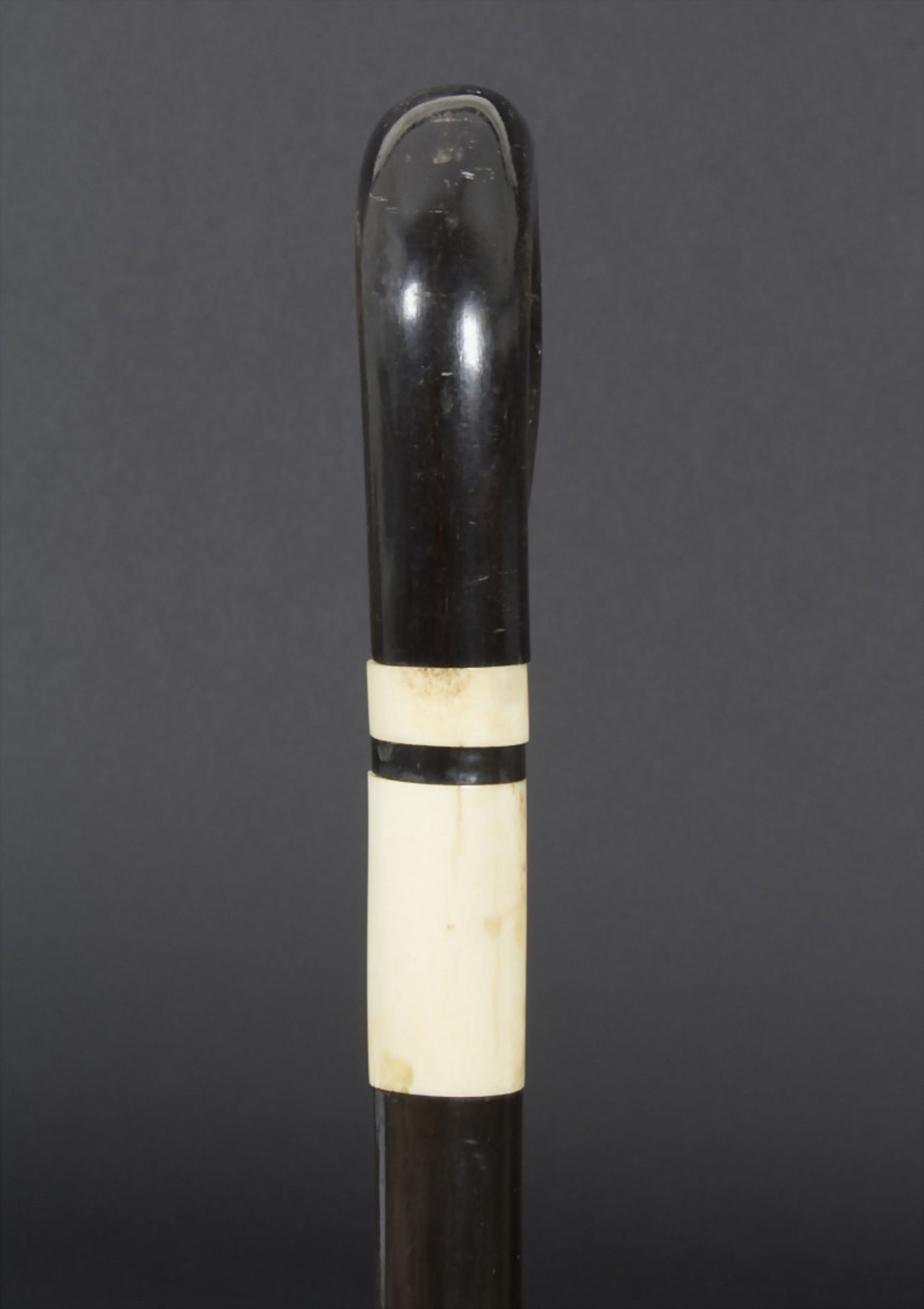 Gehstock mit Schwarz-Weiß-Dekor / A cane with black and white patterns, um 1900Material: Horn, - Bild 4 aus 5