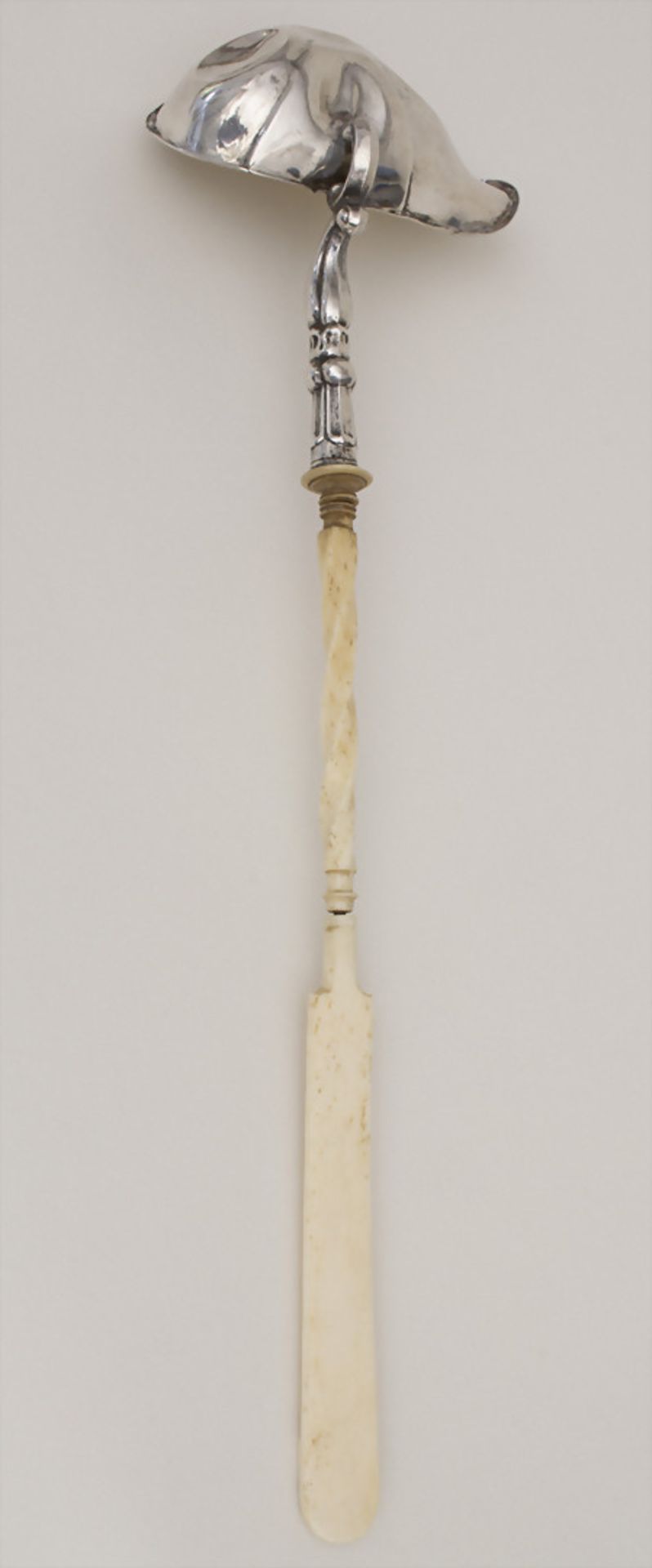 Punschkelle mit Beingriff / A silver punch ladle with bone handle, um 1800Material: Silber, Laffe - Image 2 of 2