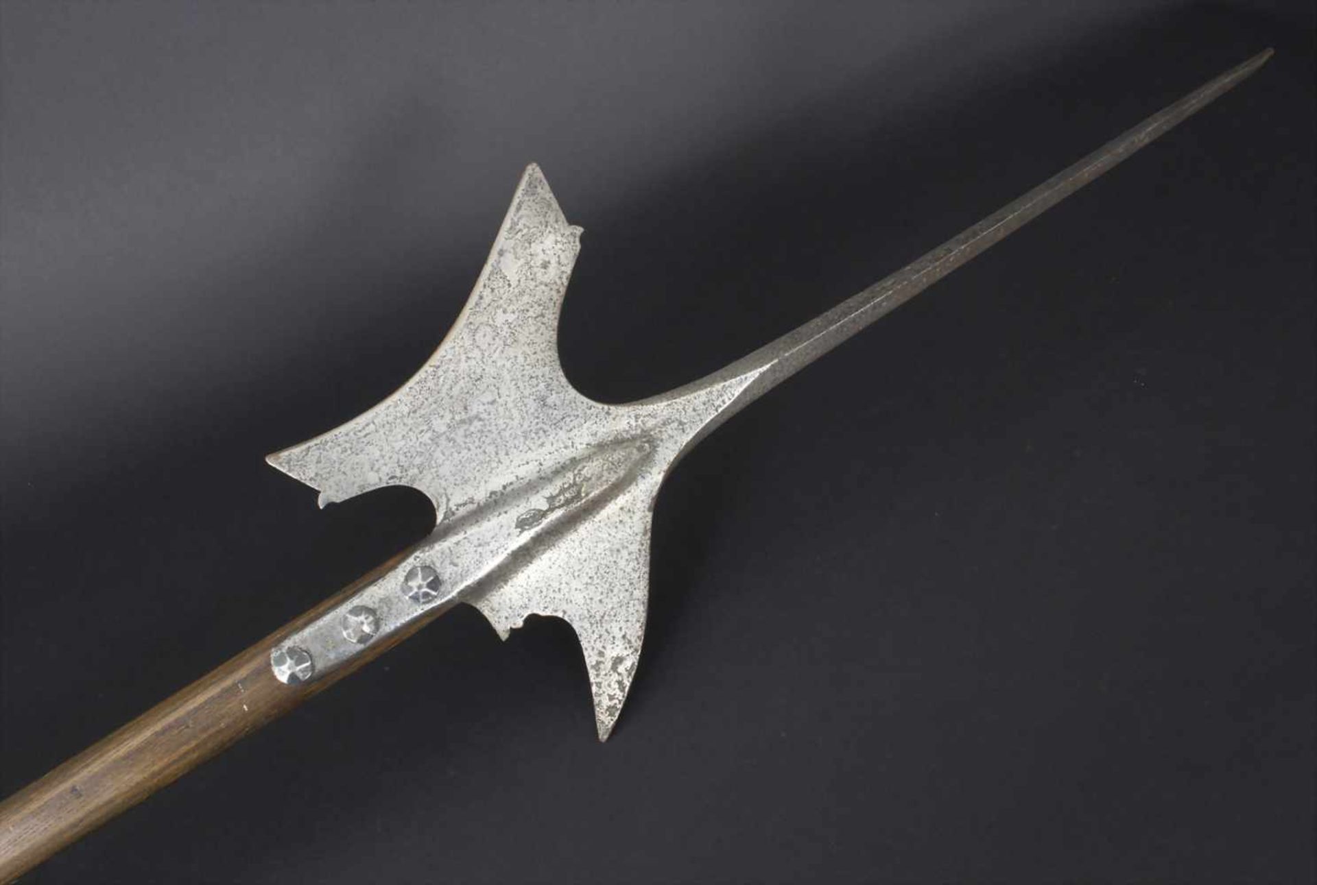 Stangenwaffe 'Hellebarde' / Polearm 'Halberd'Material: Eisen geschmiedet, Holz-Stange und Vernietung - Bild 2 aus 5