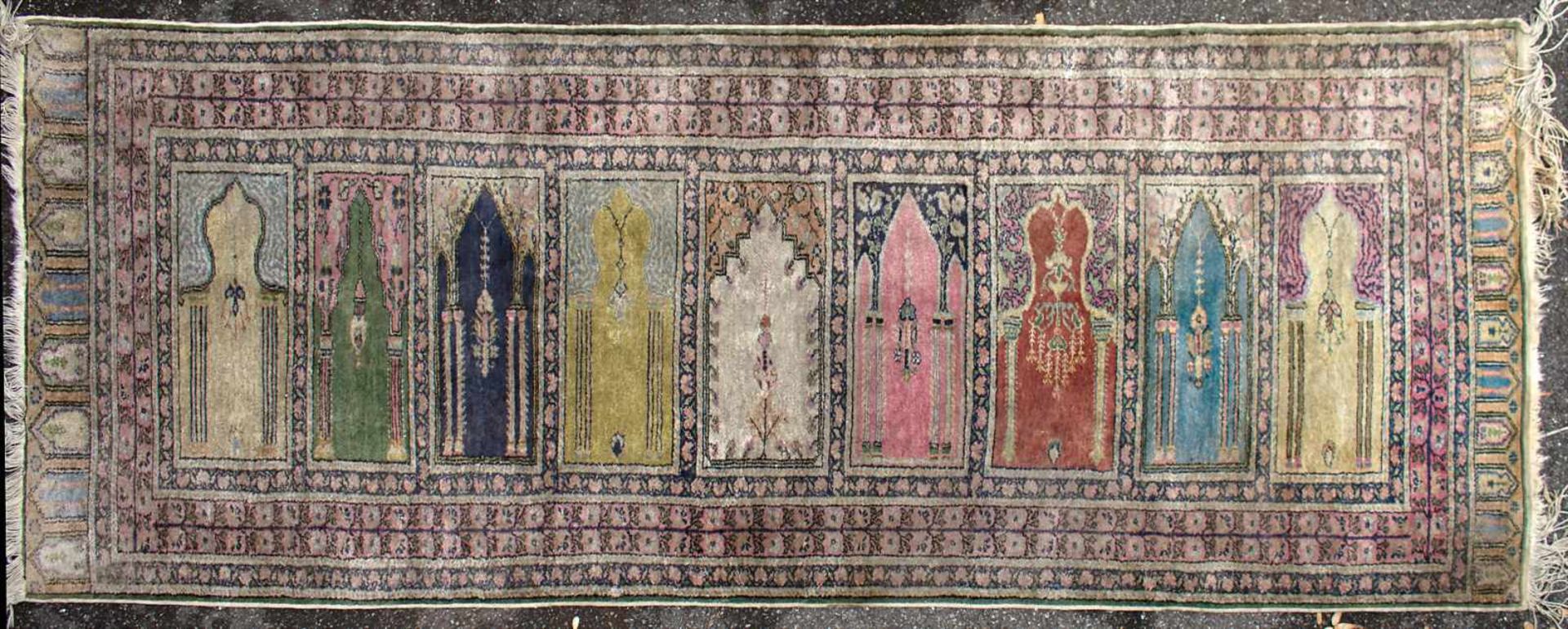 Orientteppich mit 9 Gebetsnischen / An oriental carpet with 9 mihrabsMaterial: Wolle auf