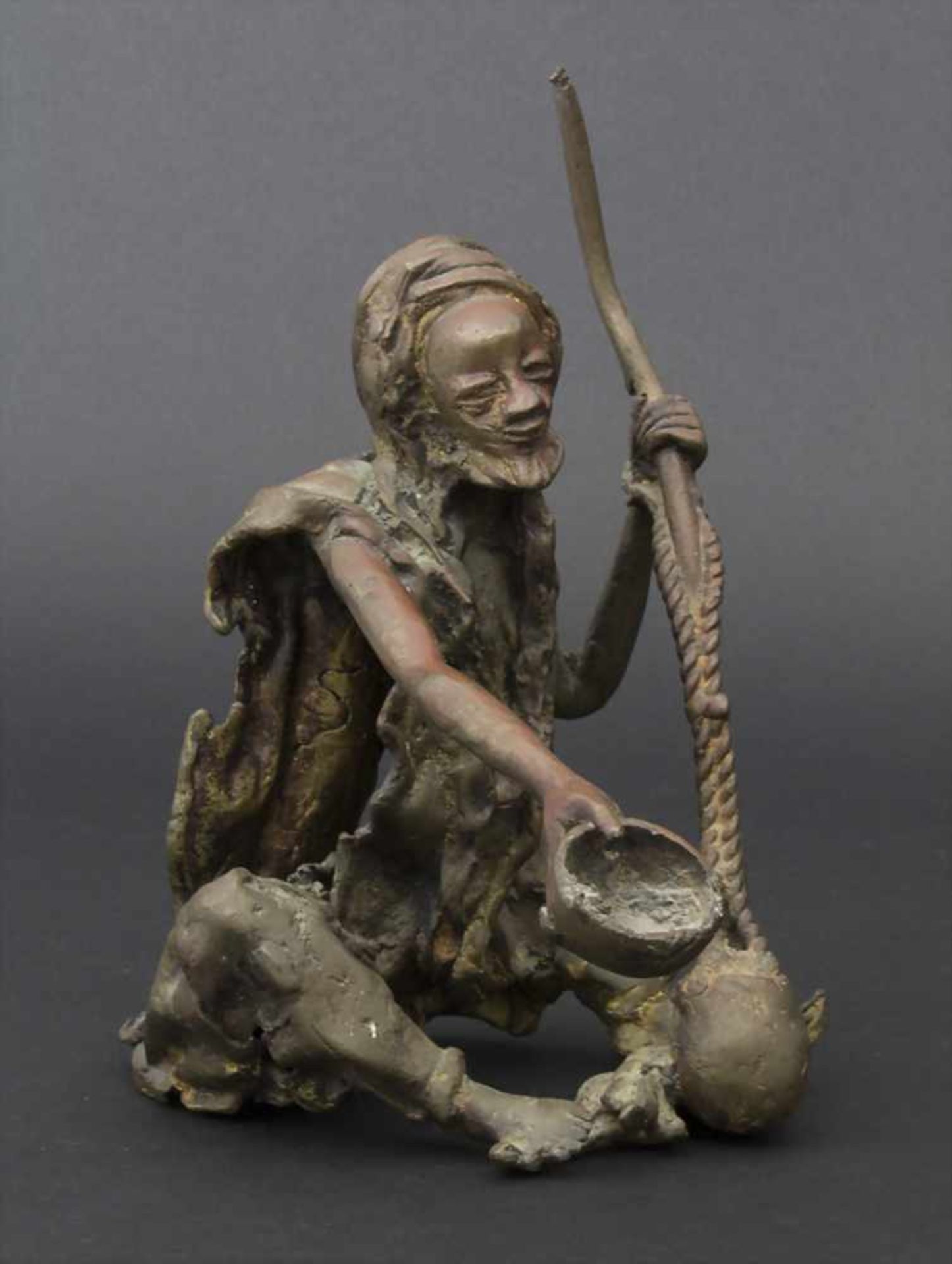 Bronzefigur 'Bettler' / A bronze figure 'Beggar', Afrika, 20. Jh.Technik: Bronze, patiniert, - Image 8 of 11