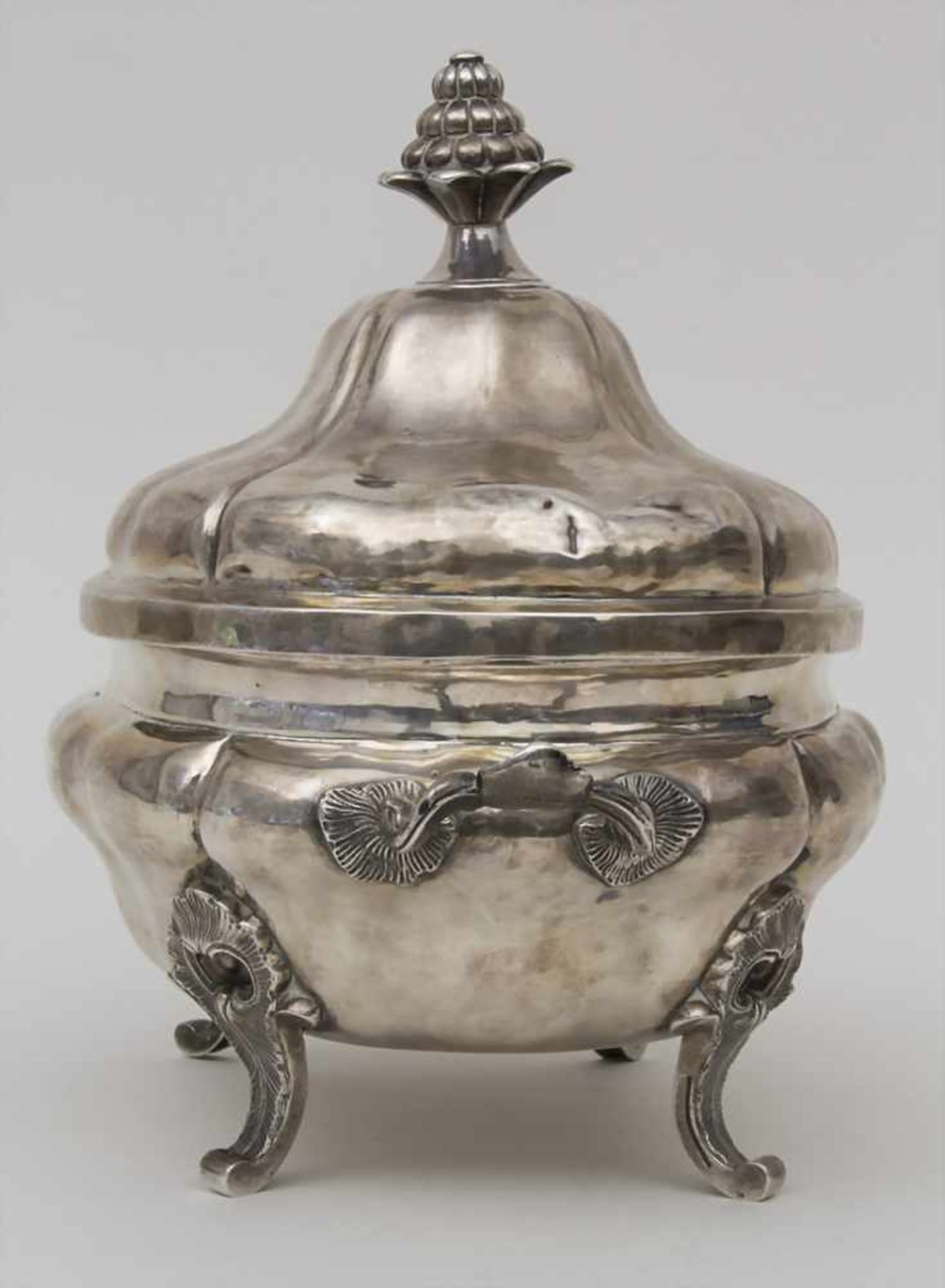Rokoko Deckelterrine / A Rococo silver tureen, Castro, Madrid, 1767Material: Silber 812/000,Marke: - Image 5 of 11