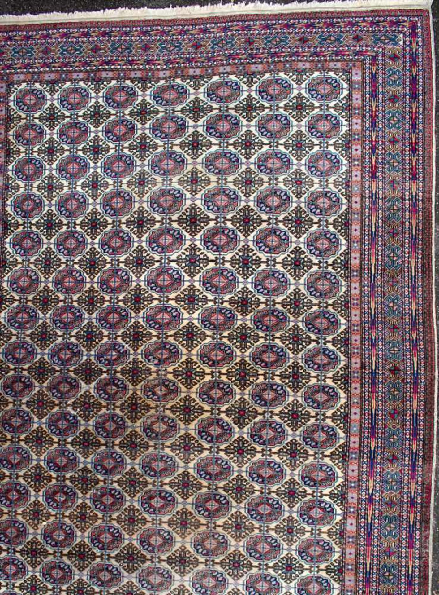 Großer Orientteppich / A large oriental carpetMaterial: Wolle auf Baumwolle, Naturfarben, Maße: