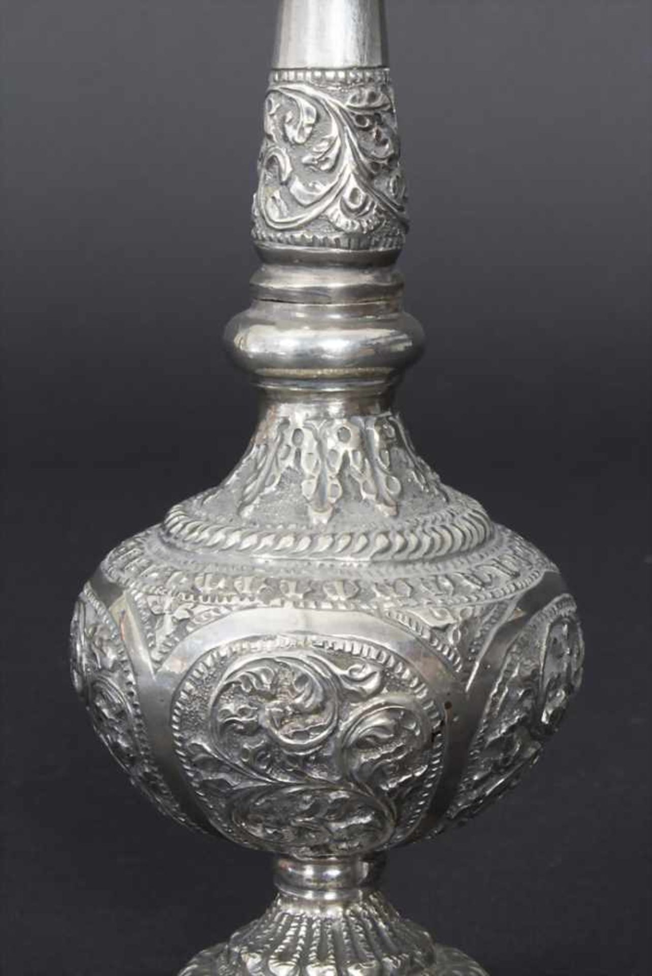 Rosenwasserflasche, Indien/Pakistan, um 1900Material: Silber mit Blättern- und Rankendekor,Marke: - Image 4 of 7