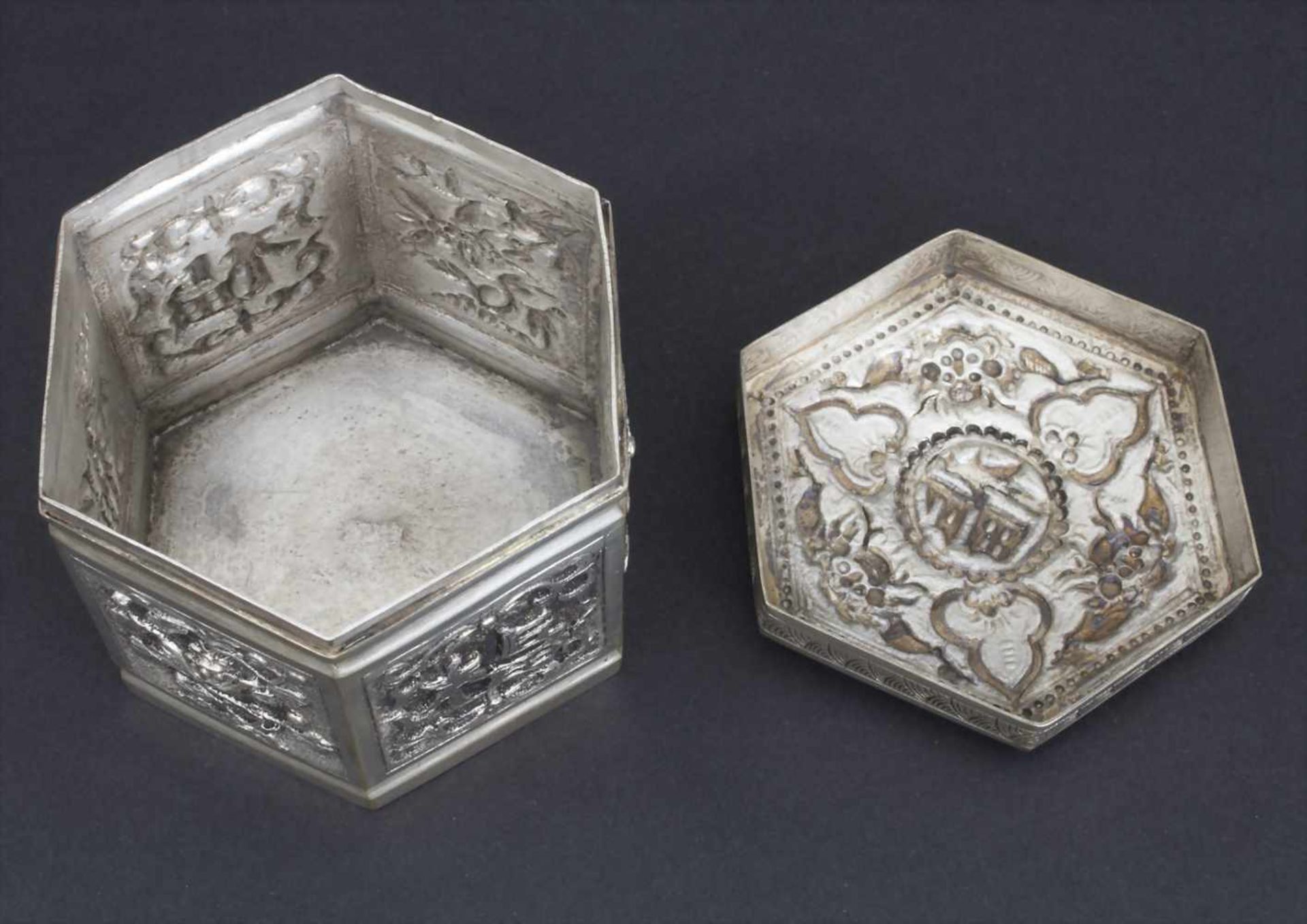 Silber Dose / A Silver Box, China, um 1900Material: Silber fein ziseliert,Marke: unterseitig - Image 11 of 11
