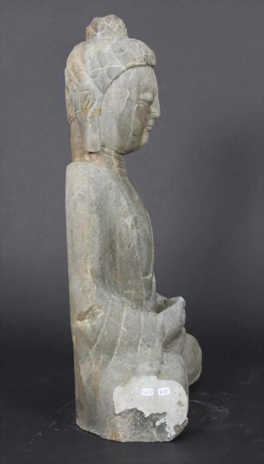 Buddhafigur / A buddha figure, tibetochinesisch, 20. Jh.Technik: grauer Stein, weiß marmoriert, - Image 7 of 11