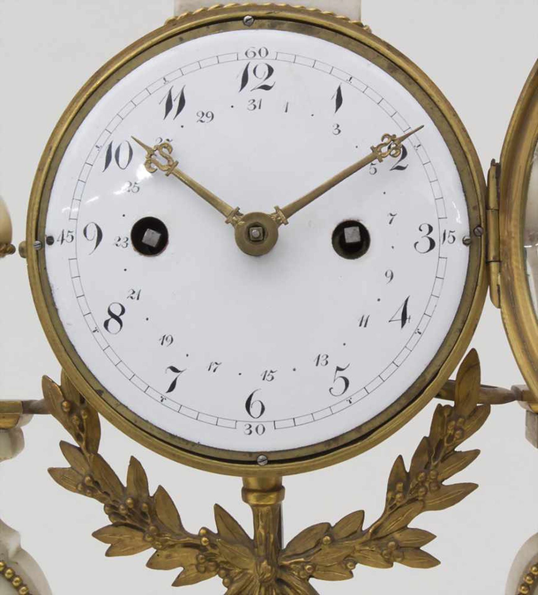 Wiener Portaluhr / A Vienna clock, um 1830Gehäuse: Bronze, vergoldet, Alabastersäulen, - Image 6 of 9