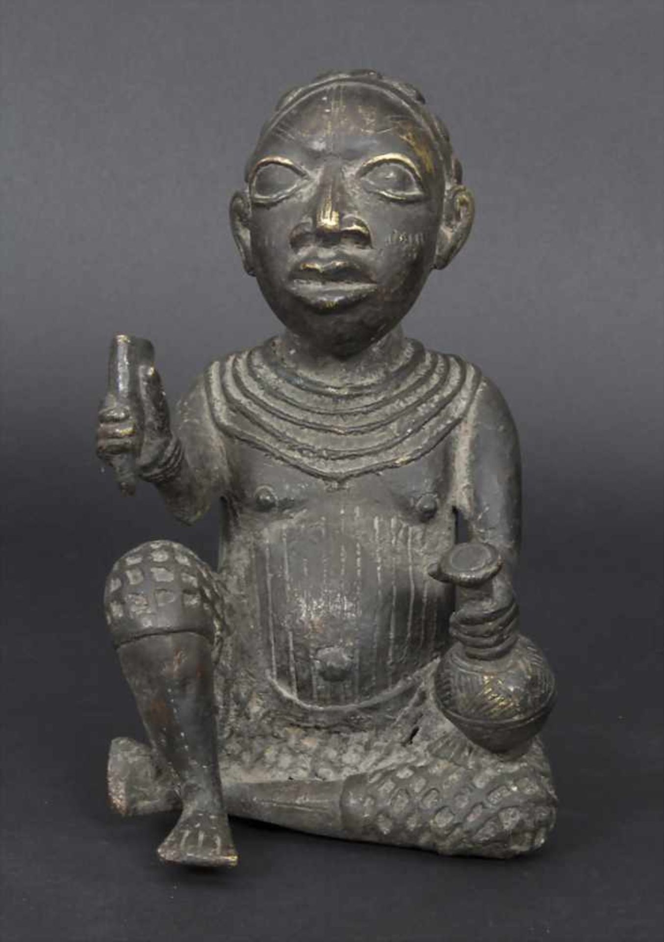 Sitzende Bronzefigur eines Würdenträgers, Yoruba, NigeriaMaterial: Bronze, schwarze Patina,Herkunft: