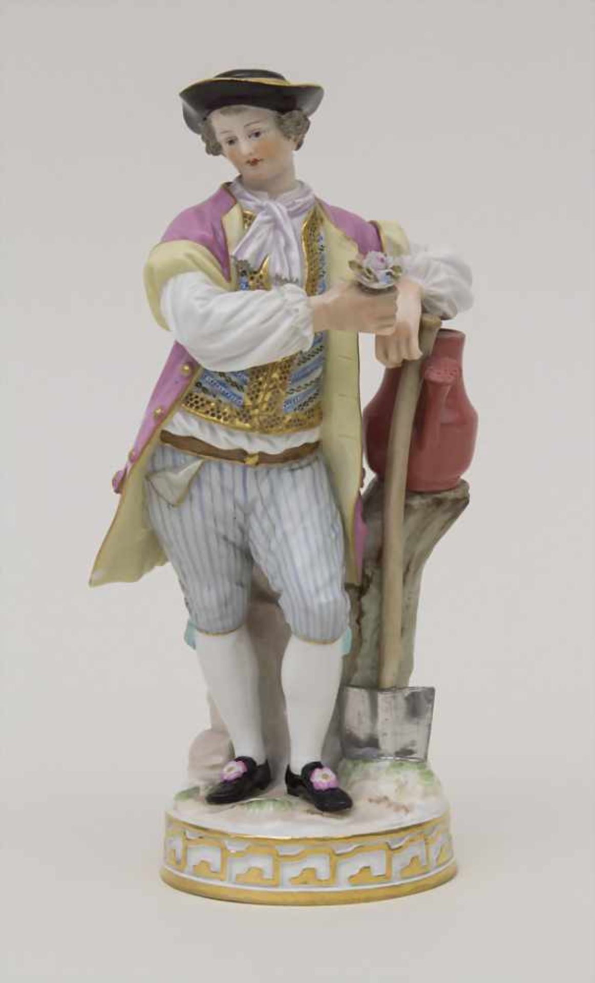 Gärtner mit Gießkanne und Spaten / A gardener with a watering can and a spade, Meissen, um