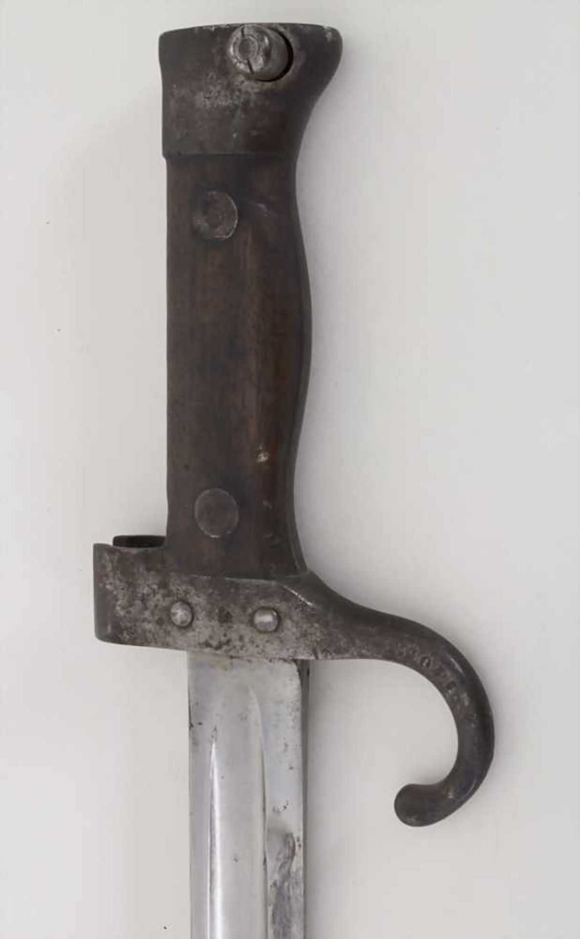 Bajonett / A bayonet, deutsch um 1915Material: Stahl, Holz, Maße: L. Klinge 40 cm, L. gesamt 53 cm, - Image 2 of 3
