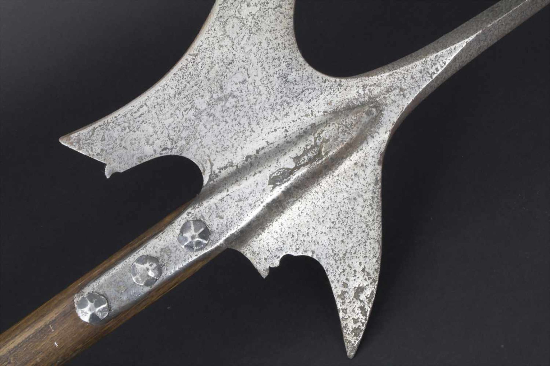 Stangenwaffe 'Hellebarde' / Polearm 'Halberd'Material: Eisen geschmiedet, Holz-Stange und Vernietung - Bild 4 aus 5