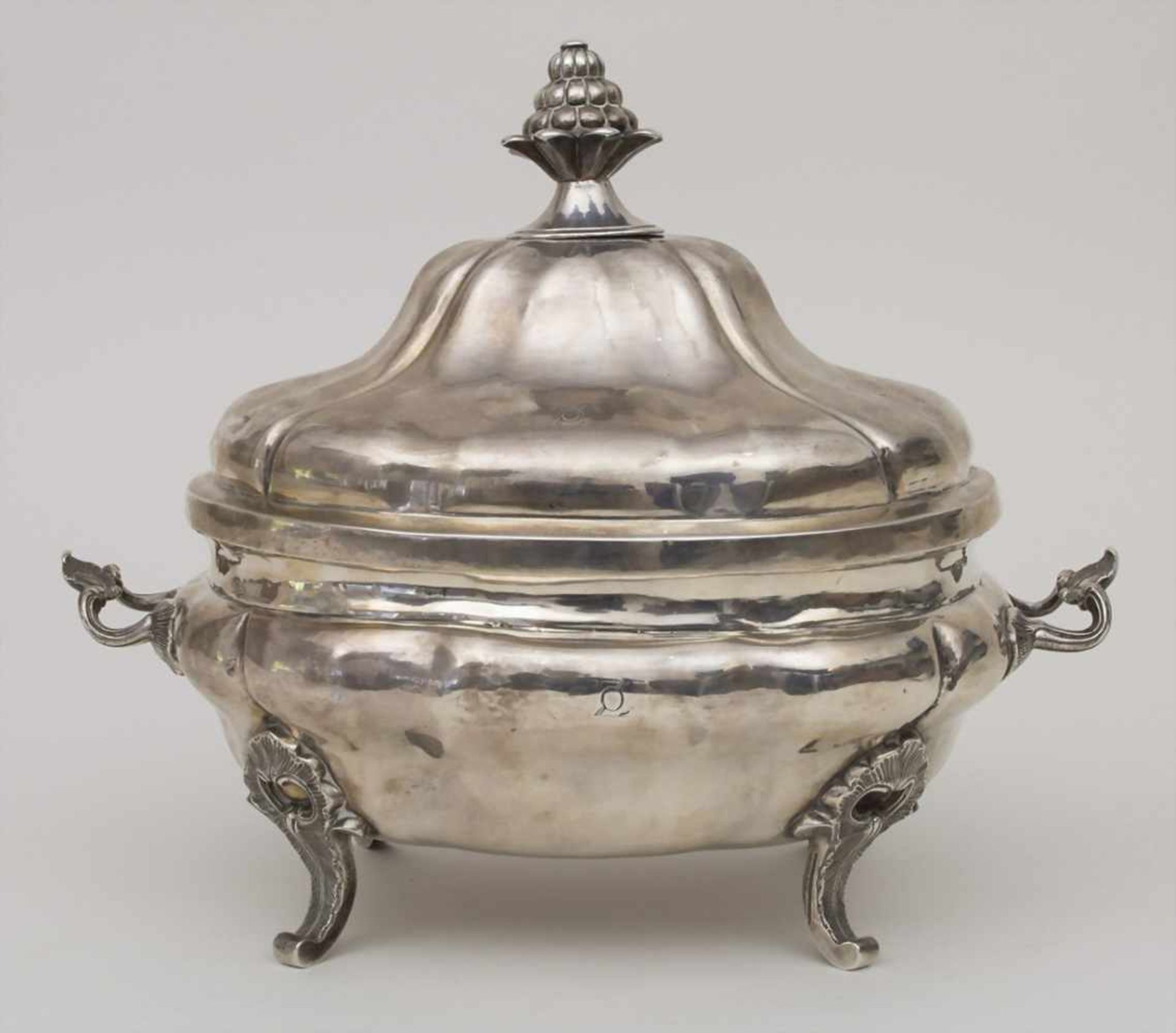Rokoko Deckelterrine / A Rococo silver tureen, Castro, Madrid, 1767Material: Silber 812/000,Marke: