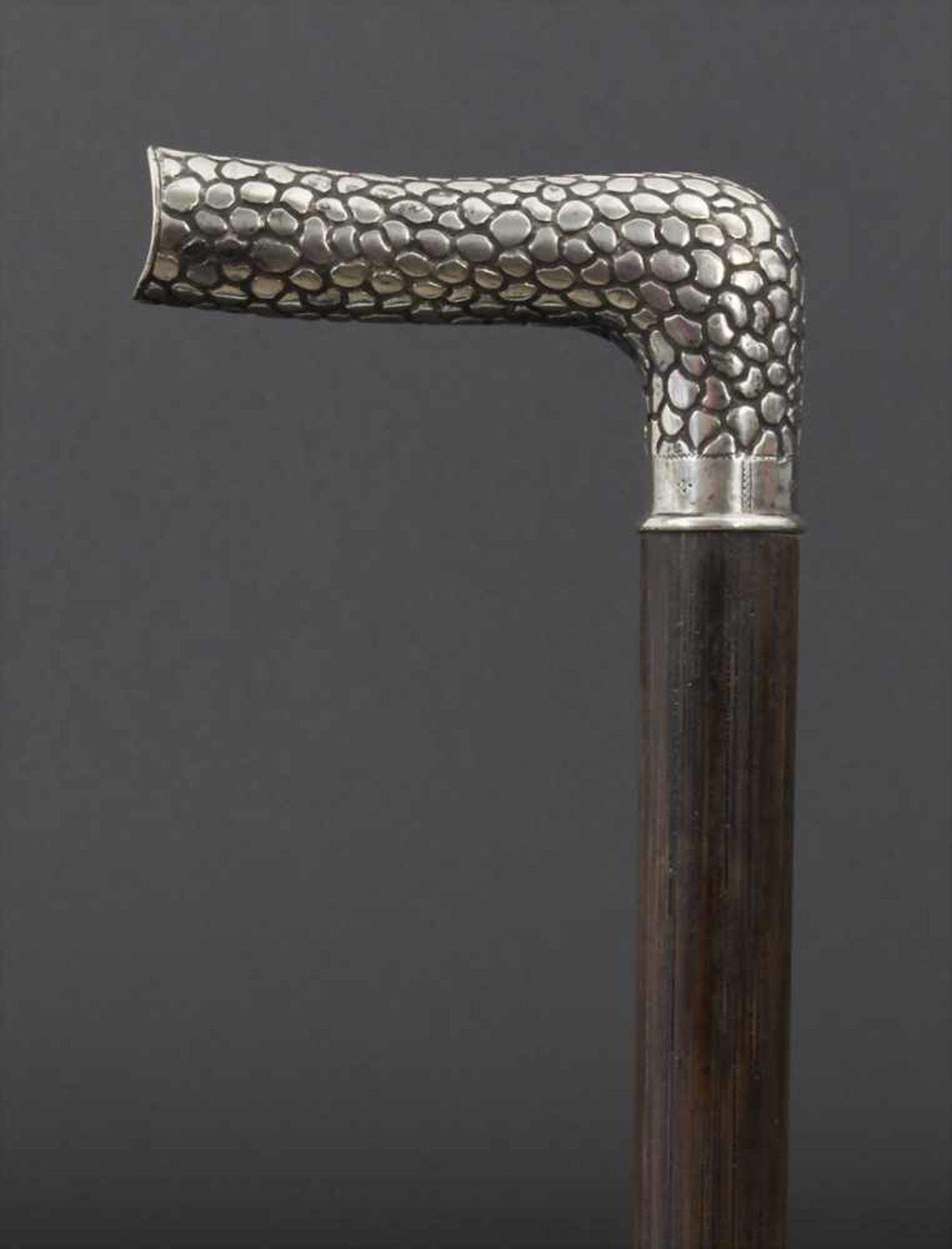 Gehstock mit Silbergrifff 'Tierhautrelief' / A cane with silver handle, deutsch, um 1900Material: