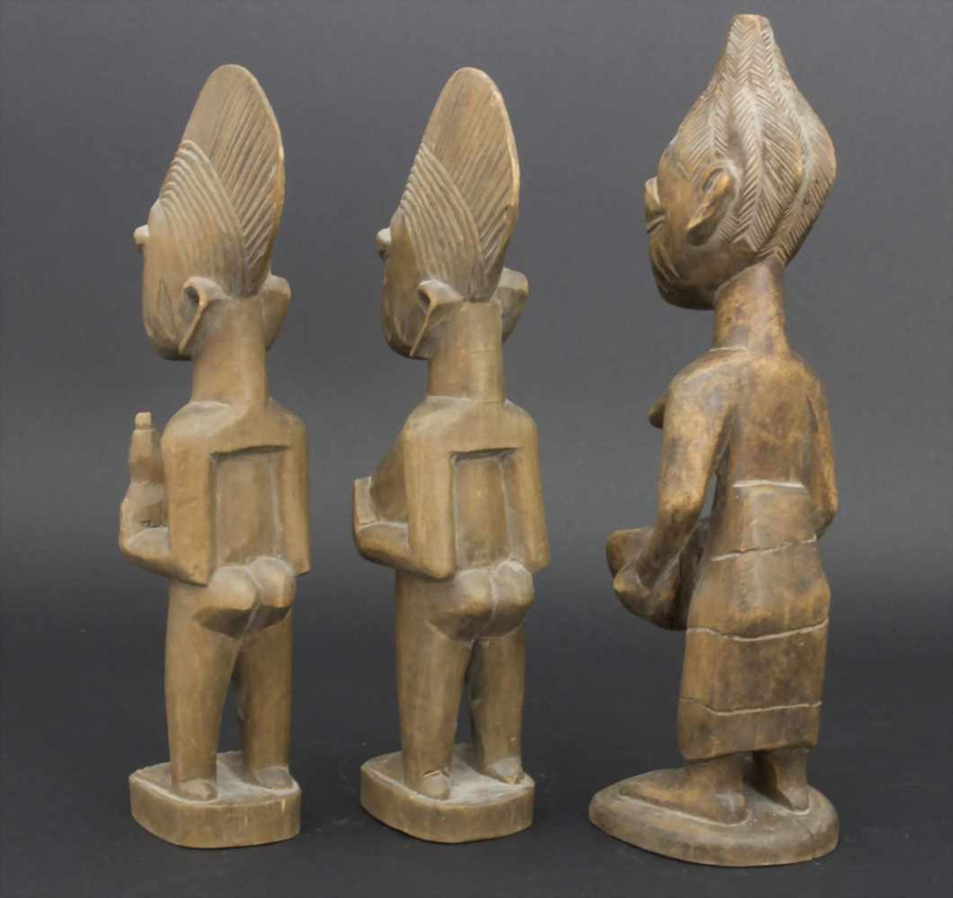 3 Ahnenfiguren, WestafrikaMaterial: Holz geschnitzt,Maße: 24 cm, 26 cm,Zustand: Trockenriße, kl. - Image 4 of 5