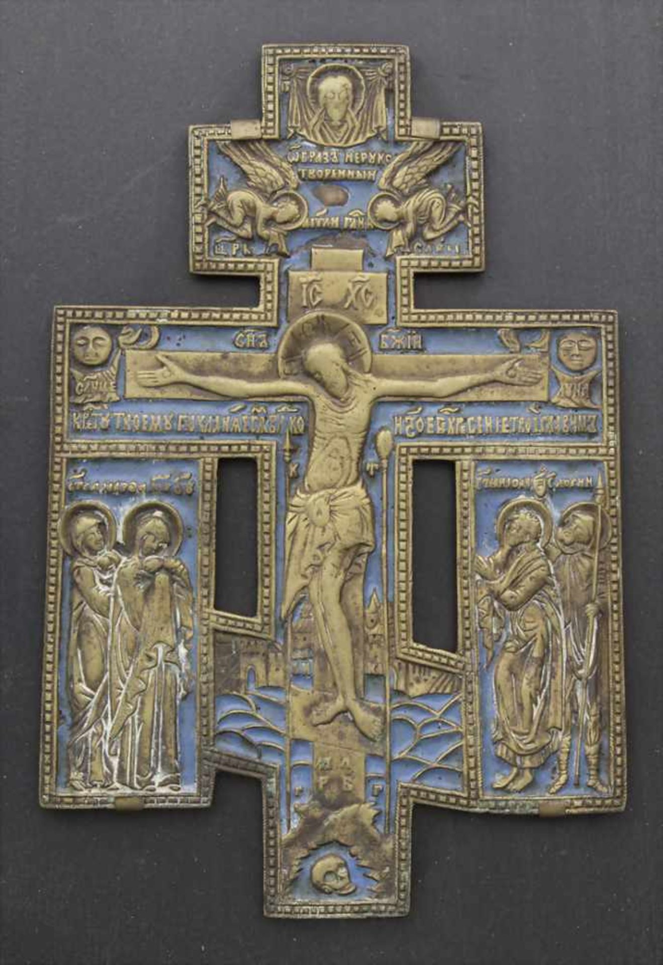 Bronzekruzifix / A bronze crucifix, Russland, 19. Jh.Technik: Bronze, patiniert, blau emailliert, - Bild 3 aus 5