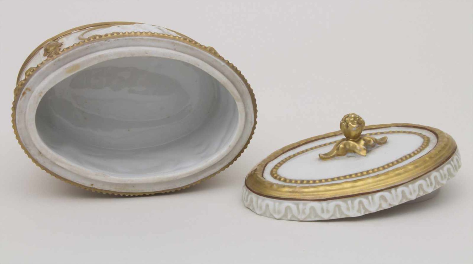 Deckeldose / A lidded box, Älteste Volkstedt, um 1900Material: Porzellan, goldstaffiert, glasiert, - Bild 5 aus 7