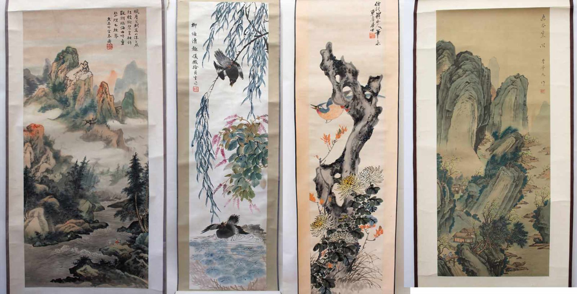 Konvolut 4 Rollbilder / A set of 3 scroll paintings, ChinaBestehend aus: Felsenlandschaft, 2 Vogel-