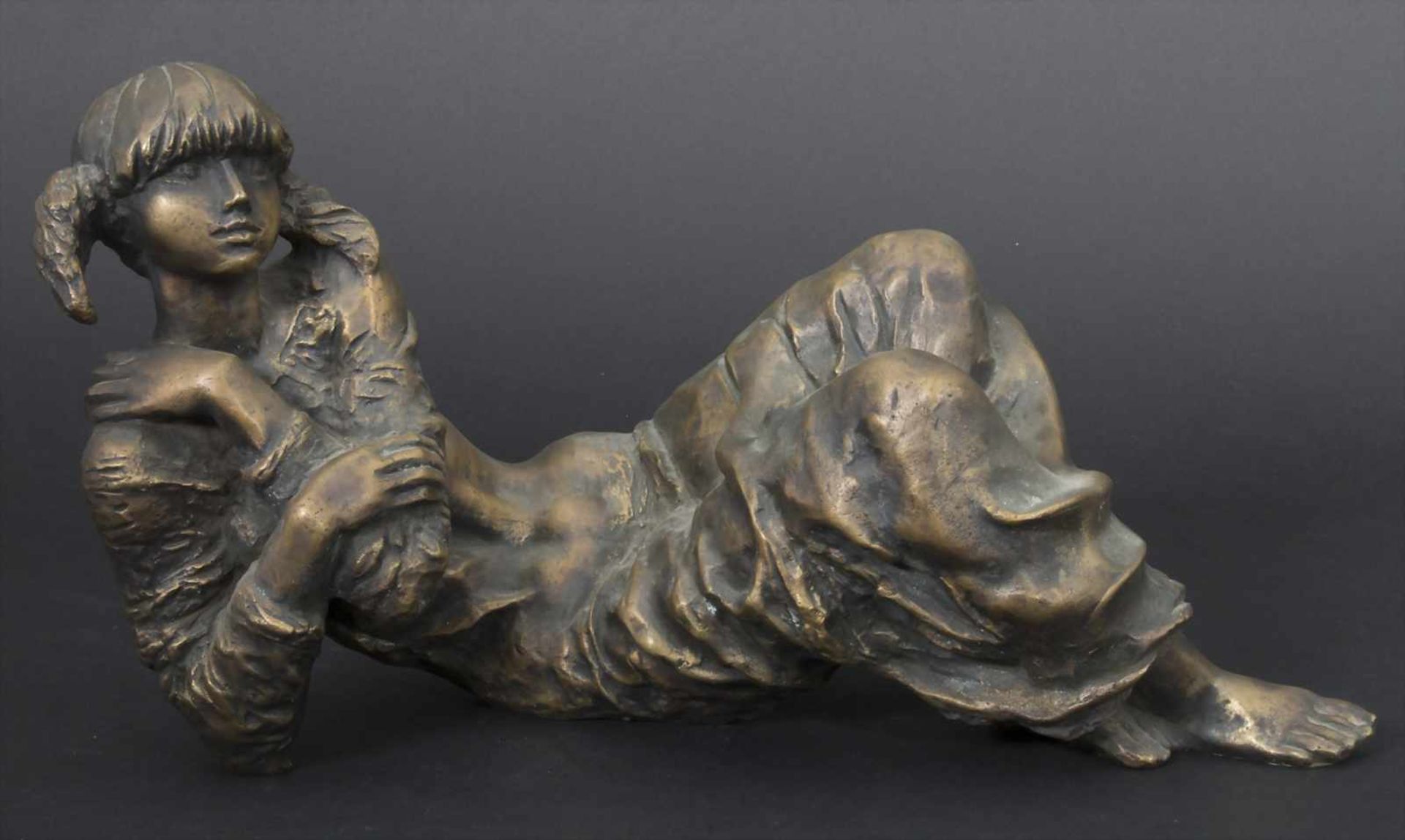 Valerie Tóth (*1943), 'Liegendes Mädchen' / 'A reclining girl'Technik: Bronze, patiniert, - Bild 3 aus 11