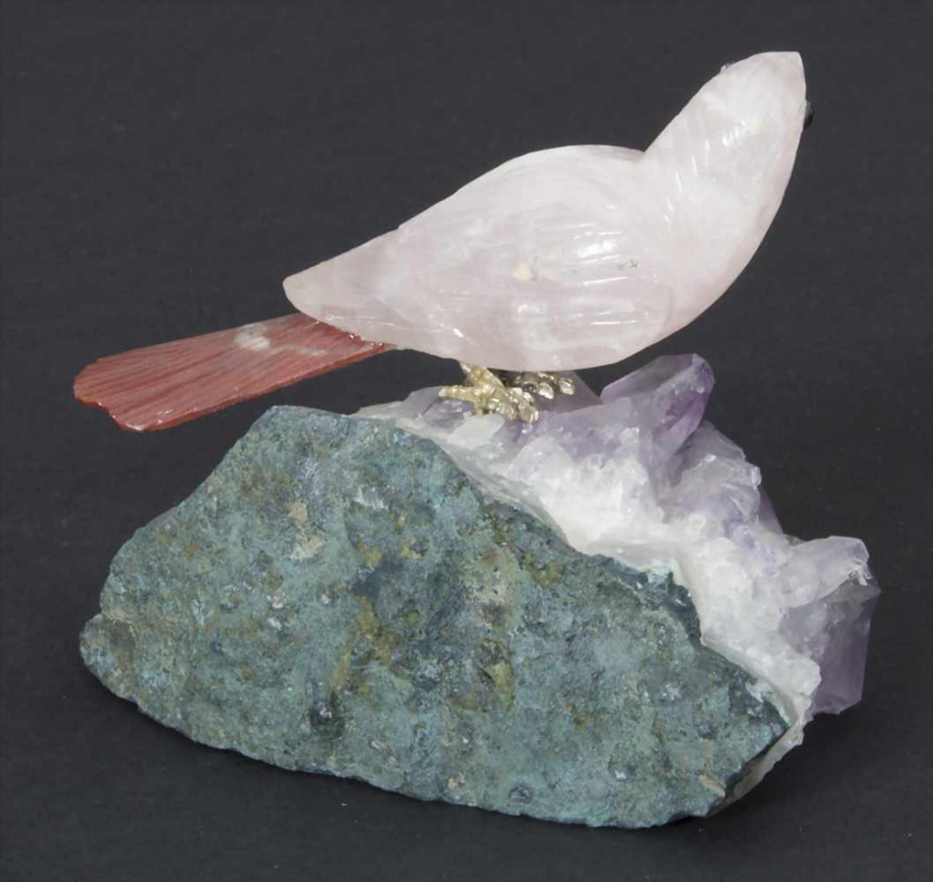 Edelsteinfigur 'Vogel' / A gemstone figure 'Bird'Technik: Rosenquarz, geschnitzt, Amethystdruse - Bild 2 aus 3
