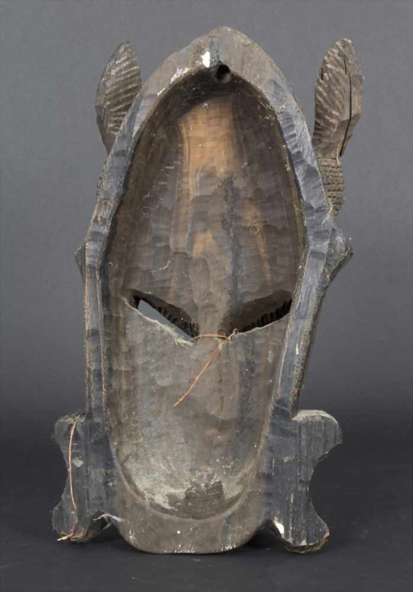 Tiermaske, WestafrikaMaterial: Hartholz geschnitzt,Maße: 40 cm,Zustand: ein Ohr gebrochen.- - -20.00 - Bild 5 aus 5