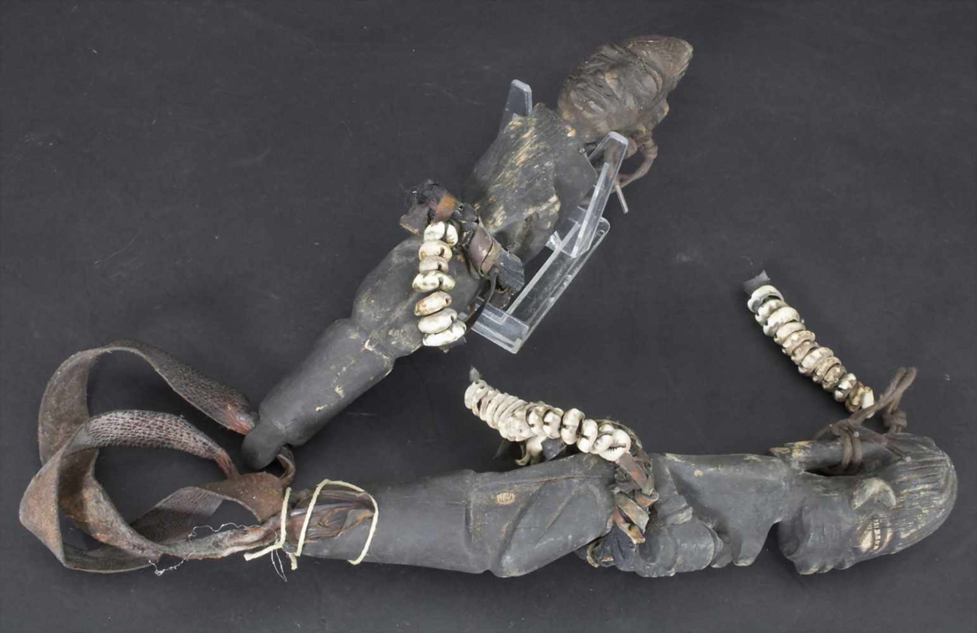 Yoruba, 2 Ahnenfiguren, Yoruba, Nigeria,Material: Holz, geschnitzt, mit Lederriemen verbunden,