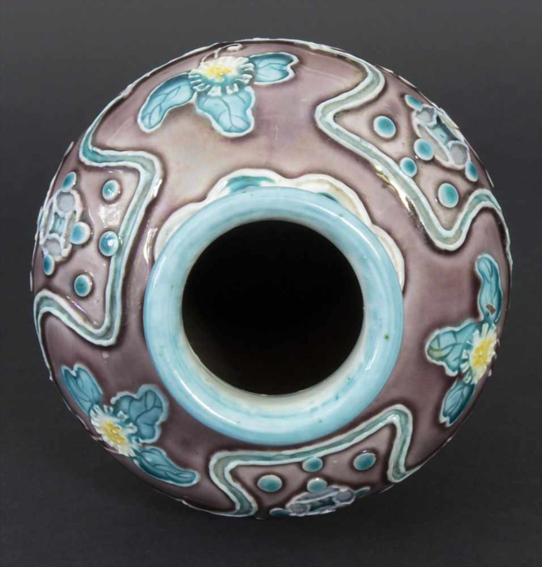 Fahua-Vase, China, wohl 18./19. Jh.Material: Bisquitporzellan, Auflagen in Fahuatechnik, polychrom - Image 7 of 13