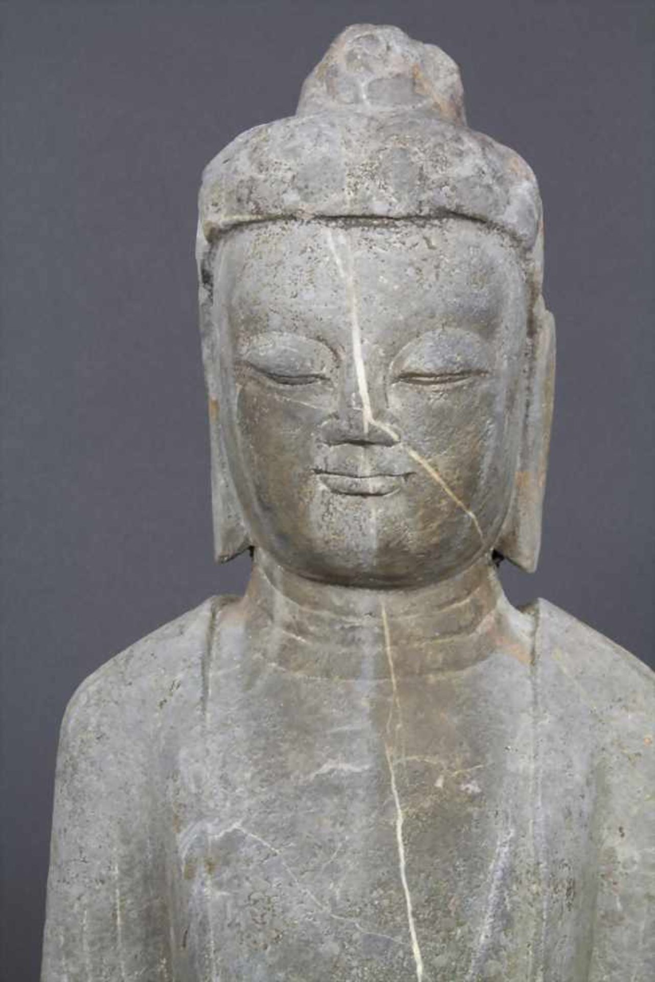Buddhafigur / A buddha figure, tibetochinesisch, 20. Jh.Technik: grauer Stein, weiß marmoriert, - Image 9 of 11