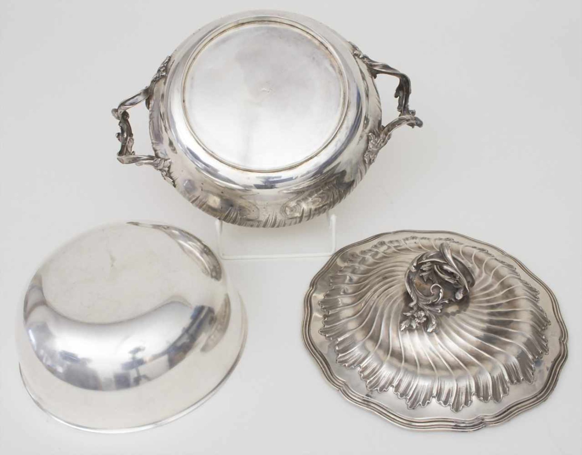 Legumier / Wöchnerinnenschüssel / A silver vegetable tureen with lining and cover, Paris, um - Image 12 of 12
