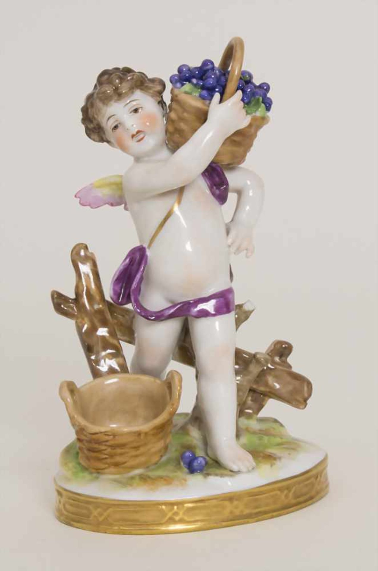 Puttofigur mir Traubenkorb / A cherub with grapes, Volkstedt Rudolstadt, 1. Hälfte 20. Jh.