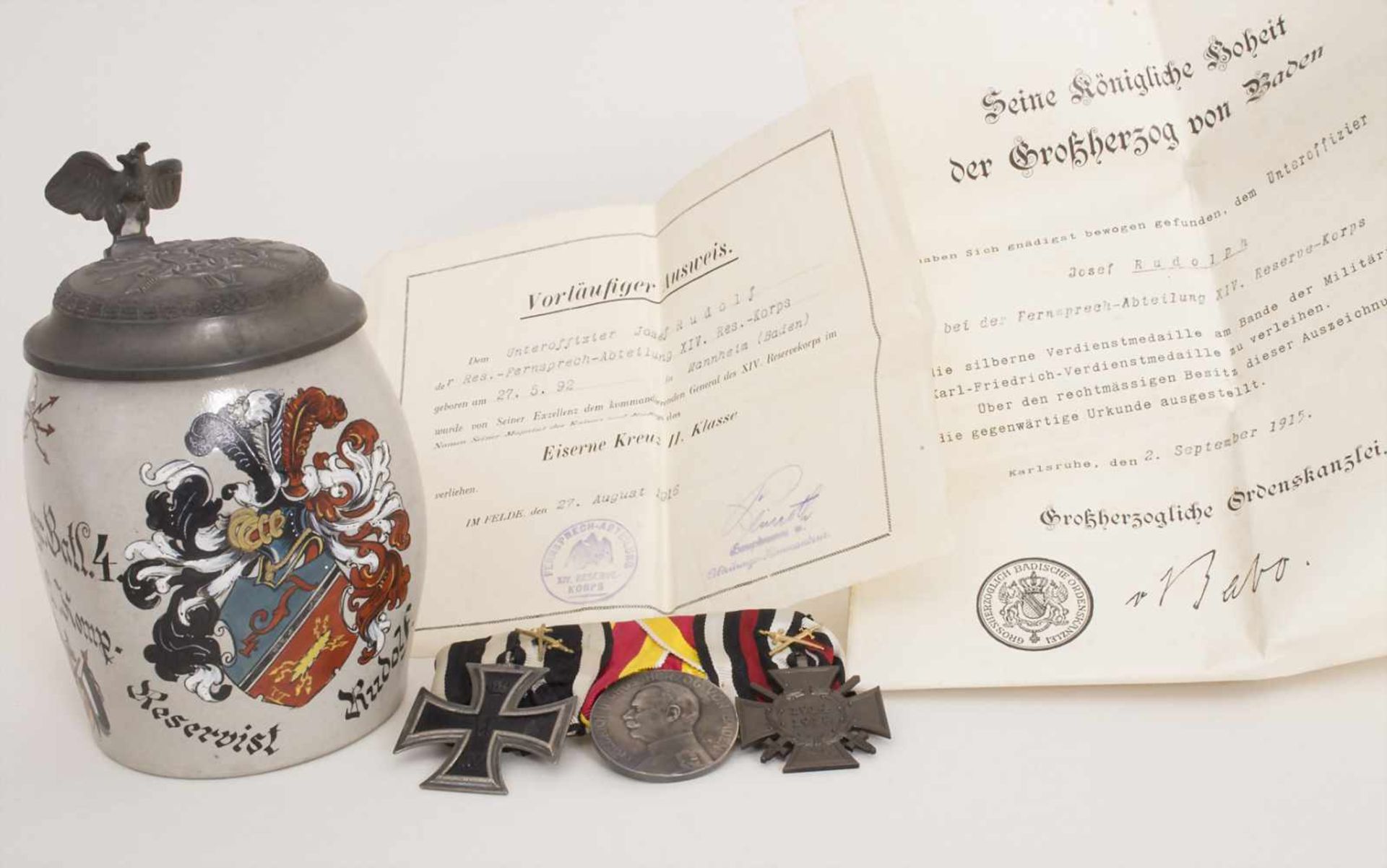 Reservistenkrug und Ordenspange mit Urkunden / A reservist beer mug and military orders,
