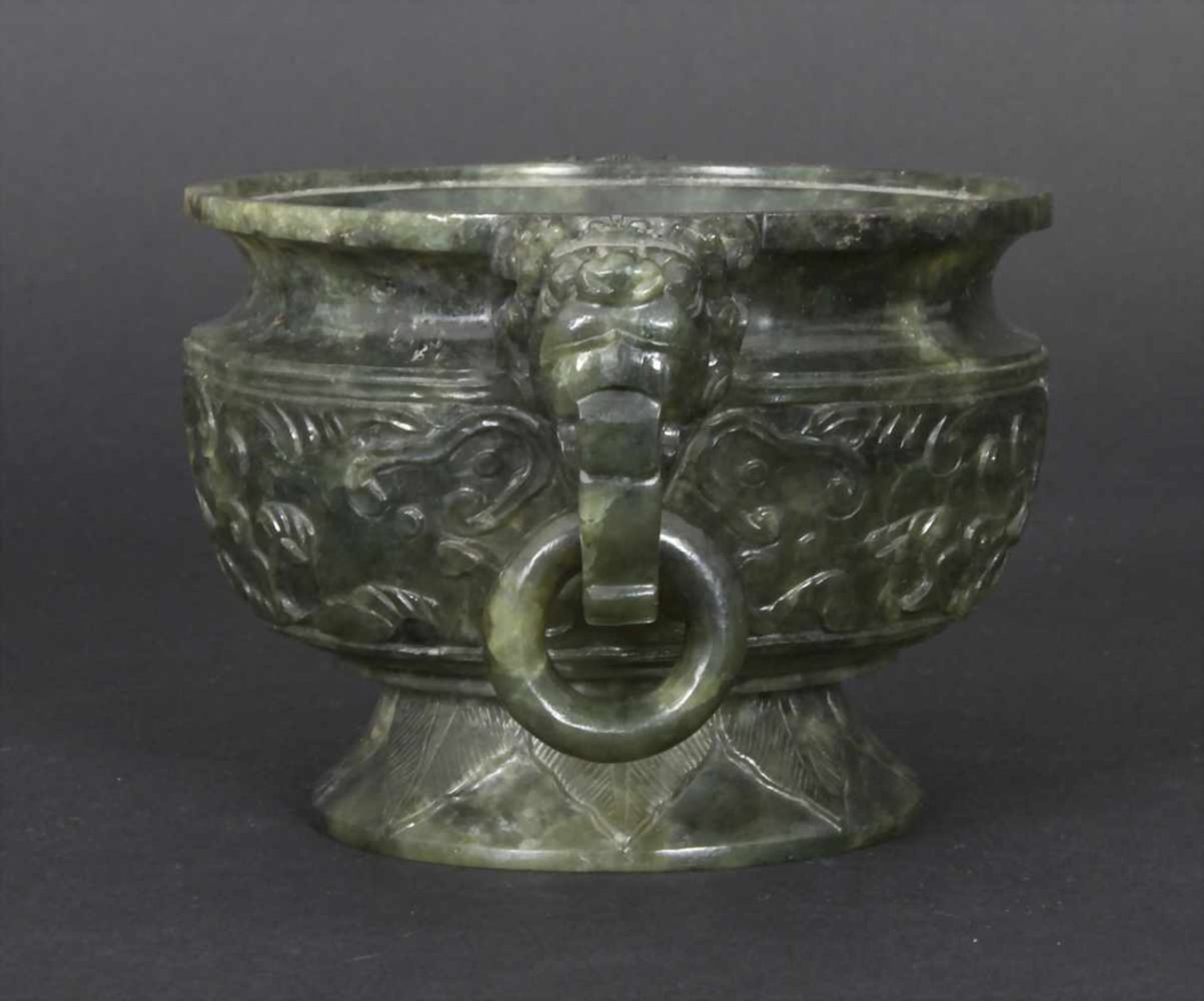 Koro, China, 18./19. Jh.Material: spinatgrüne Jade, Außenwandung fein beschnitzt mit archaischen - Image 3 of 19