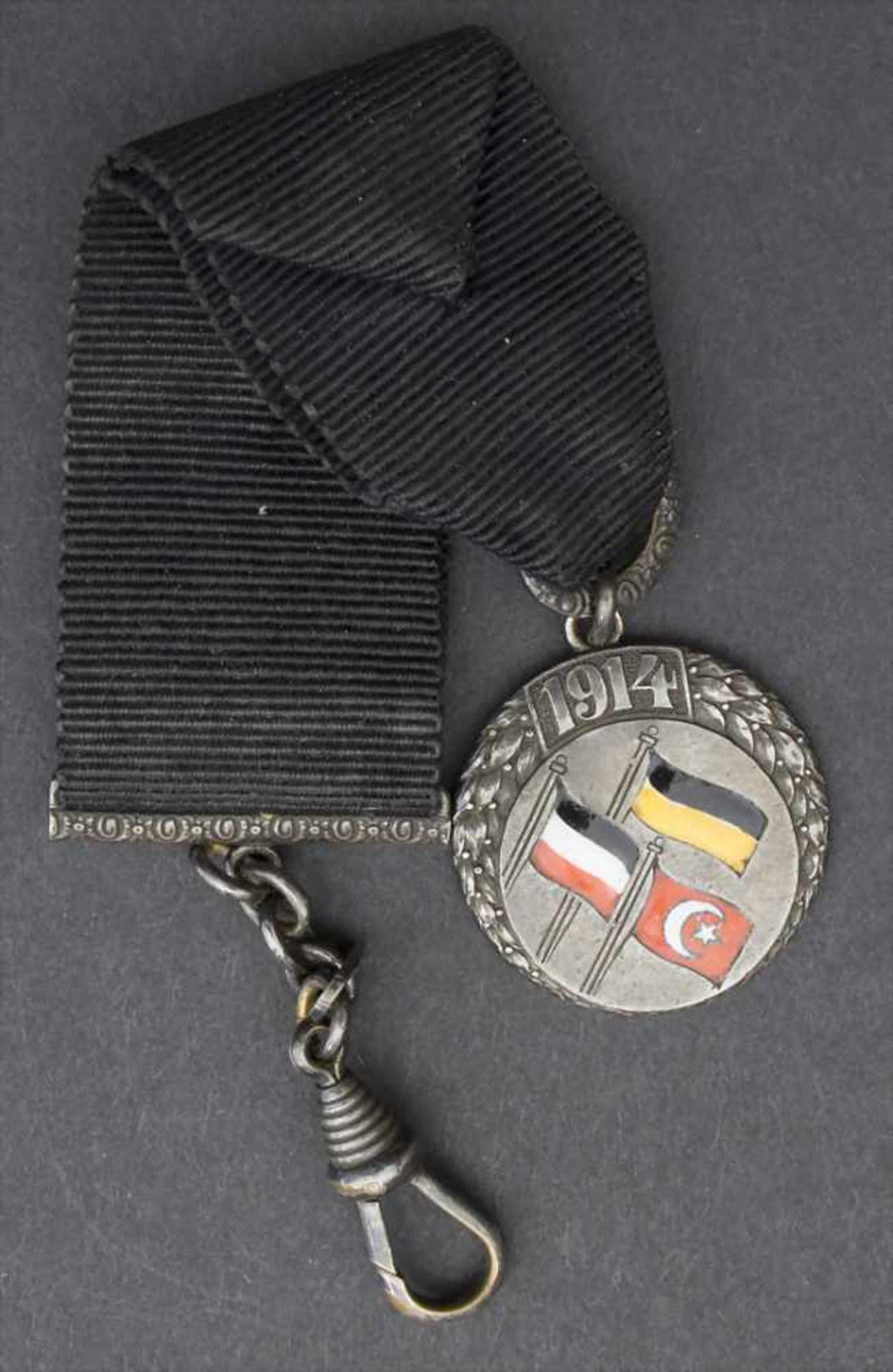 Patriotischer Zipfel, deutsch um 1914Gedenkmedaille am Stoffband, 'Wir sind ein Volk von Brüdern'