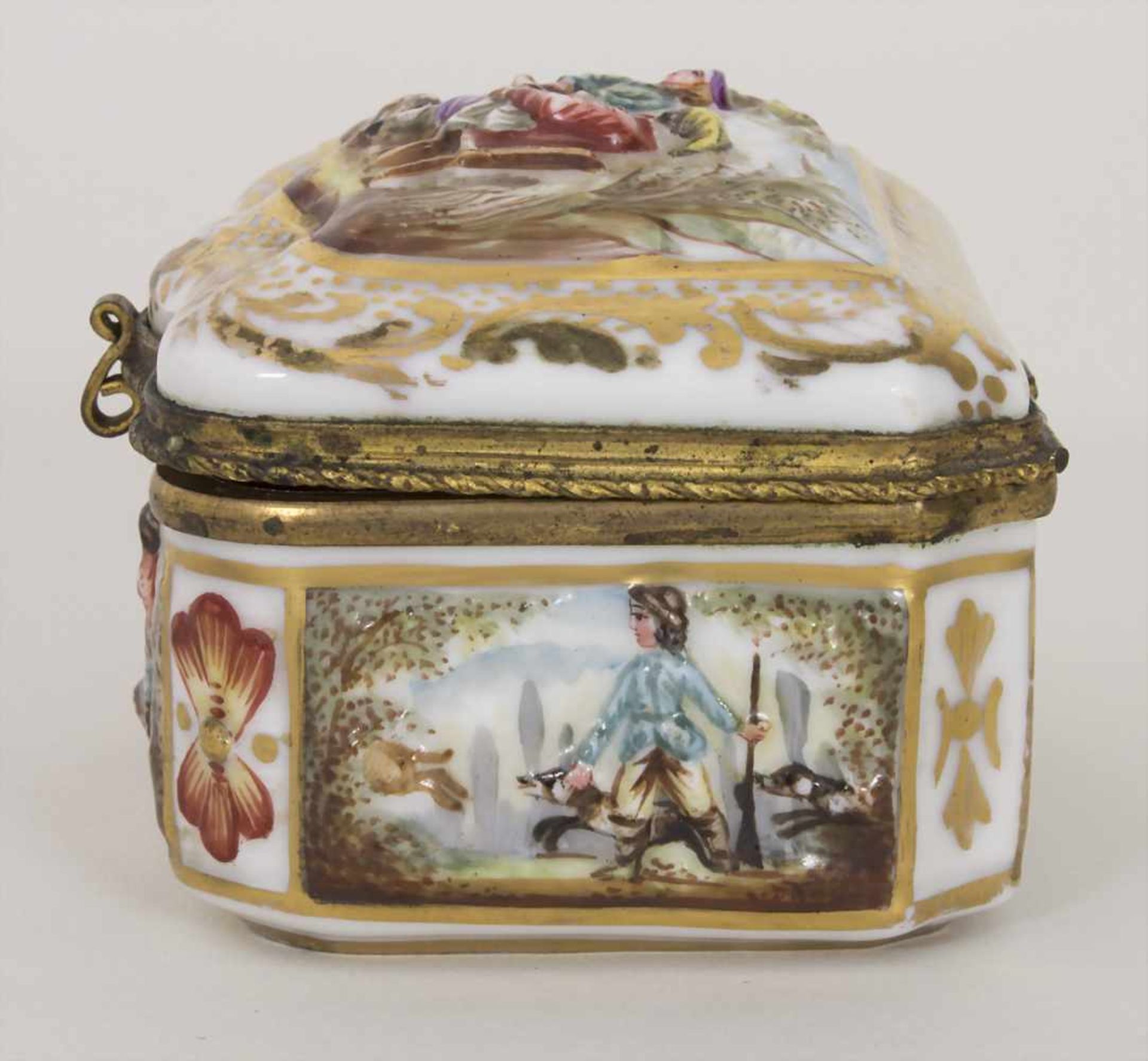 Deckeldose / Tabatiere mit Kartenspielern und Jagdszenen / A snuff box with card players and hunting - Image 2 of 8