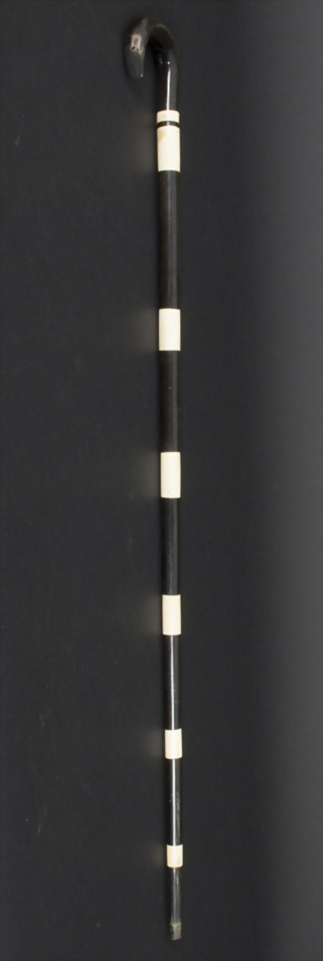 Gehstock mit Schwarz-Weiß-Dekor / A cane with black and white patterns, um 1900Material: Horn, - Bild 5 aus 5