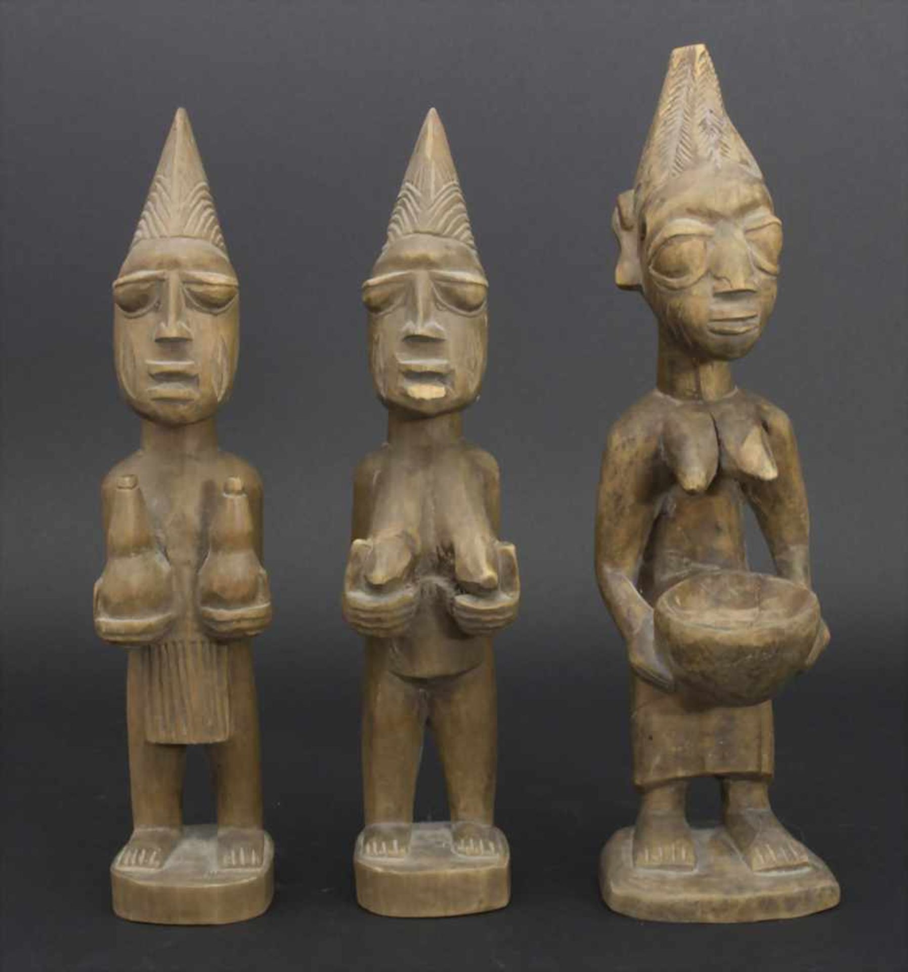 3 Ahnenfiguren, WestafrikaMaterial: Holz geschnitzt,Maße: 24 cm, 26 cm,Zustand: Trockenriße, kl. - Image 3 of 5