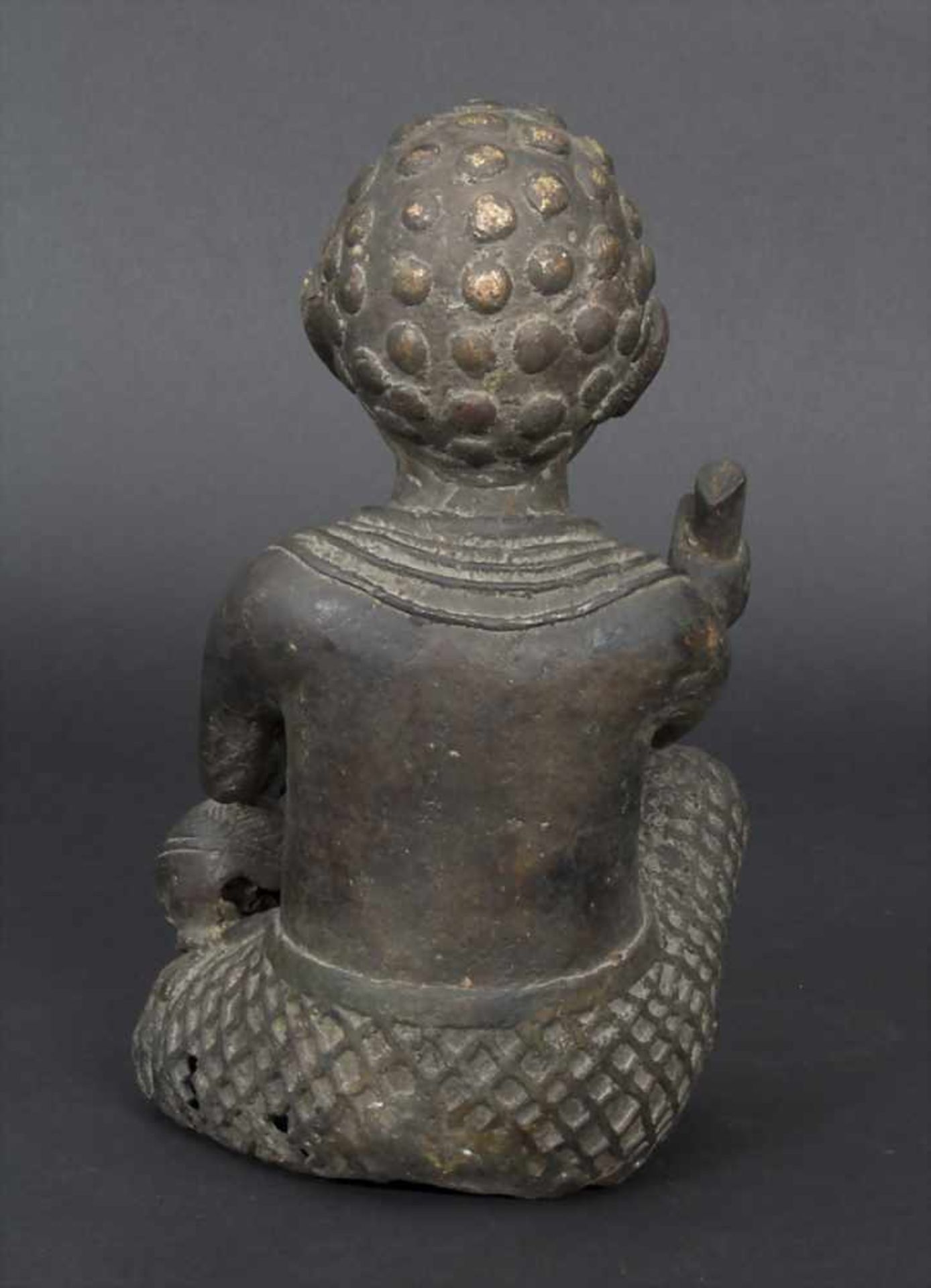 Sitzende Bronzefigur eines Würdenträgers, Yoruba, NigeriaMaterial: Bronze, schwarze Patina,Herkunft: - Image 4 of 9