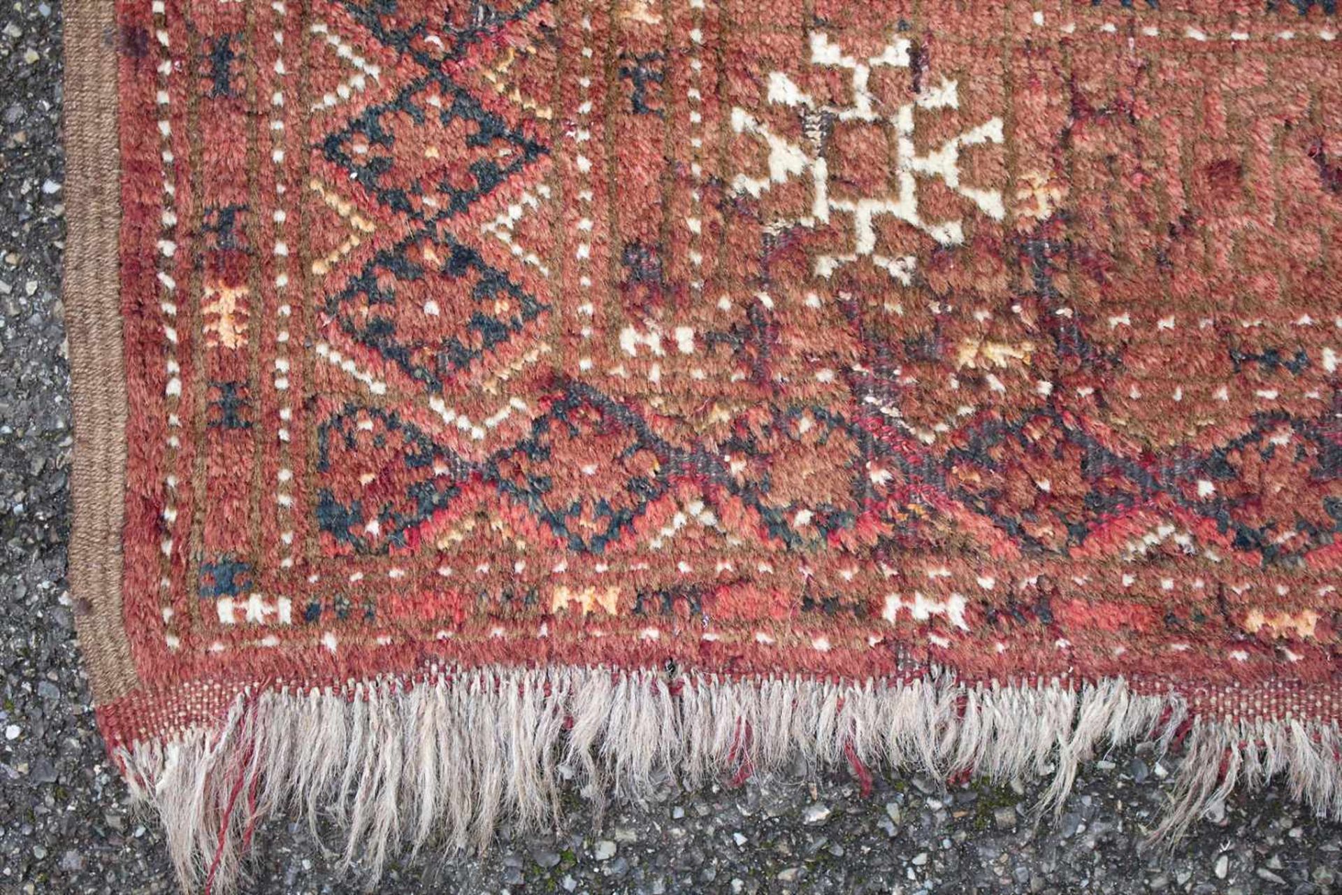 Orientteppich / An oriental carpetMaterial: Wolle auf Baumwolle, Naturfarben, Maße: 233 x 110 cm, - Image 4 of 5