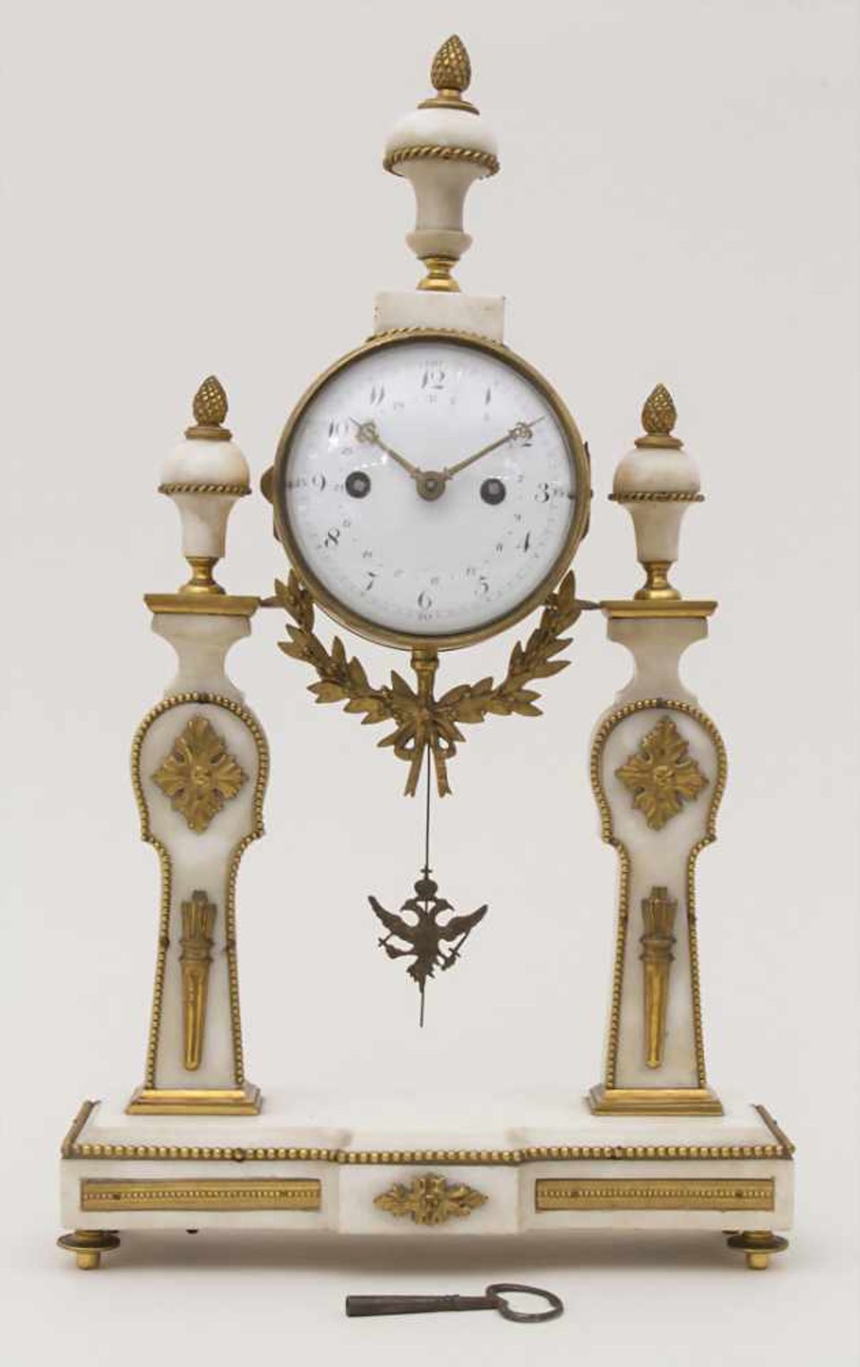 Wiener Portaluhr / A Vienna clock, um 1830Gehäuse: Bronze, vergoldet, Alabastersäulen, - Image 2 of 9