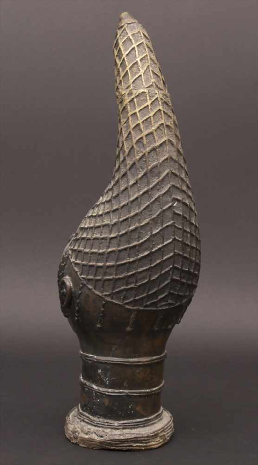 Kopf einer Königin / Gedenkkopf, BeninMaterial: Bronze braun patiniert,Maße: 52 cm,Zustand: - Image 5 of 7