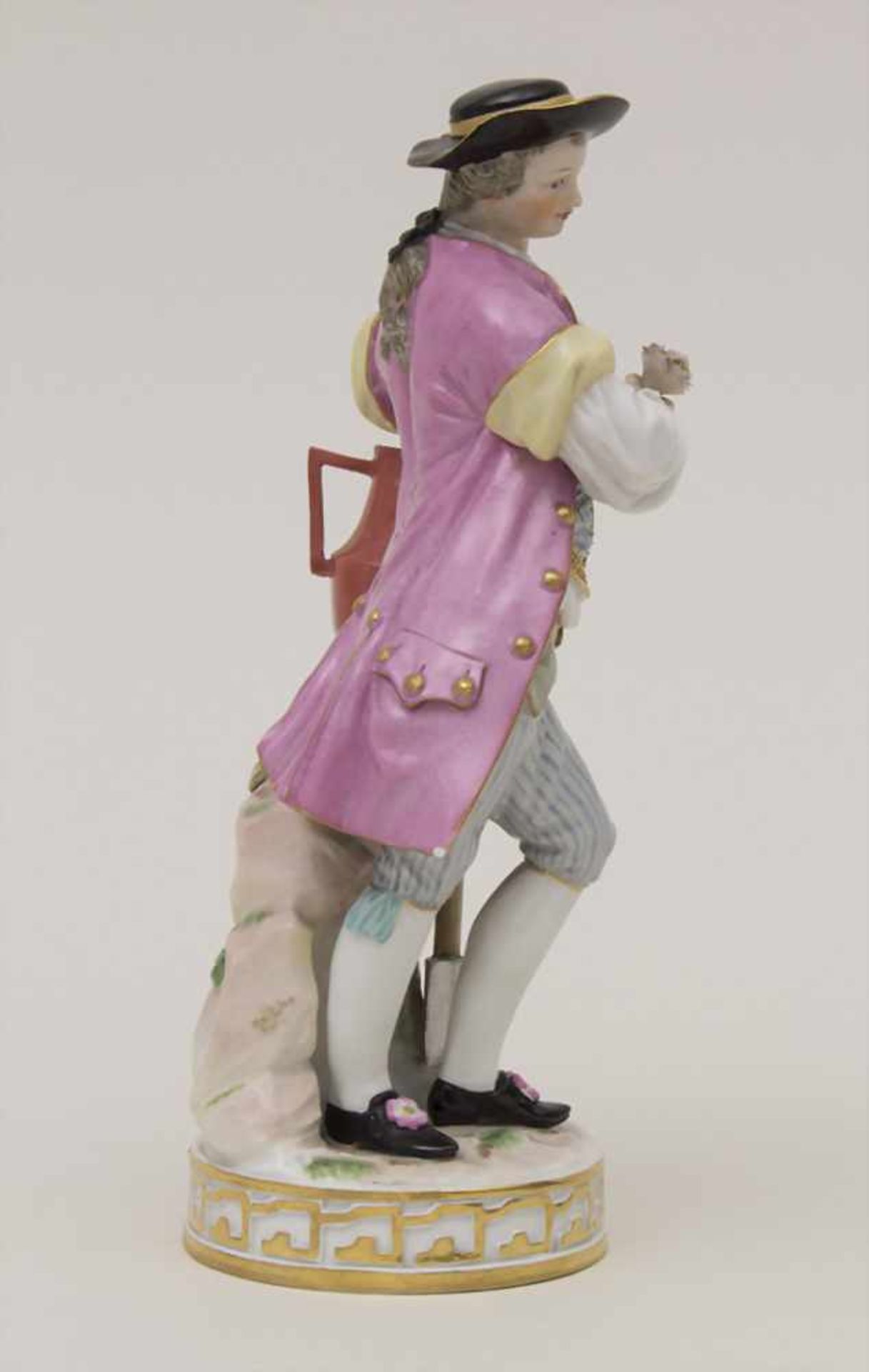 Gärtner mit Gießkanne und Spaten / A gardener with a watering can and a spade, Meissen, um - Image 4 of 6