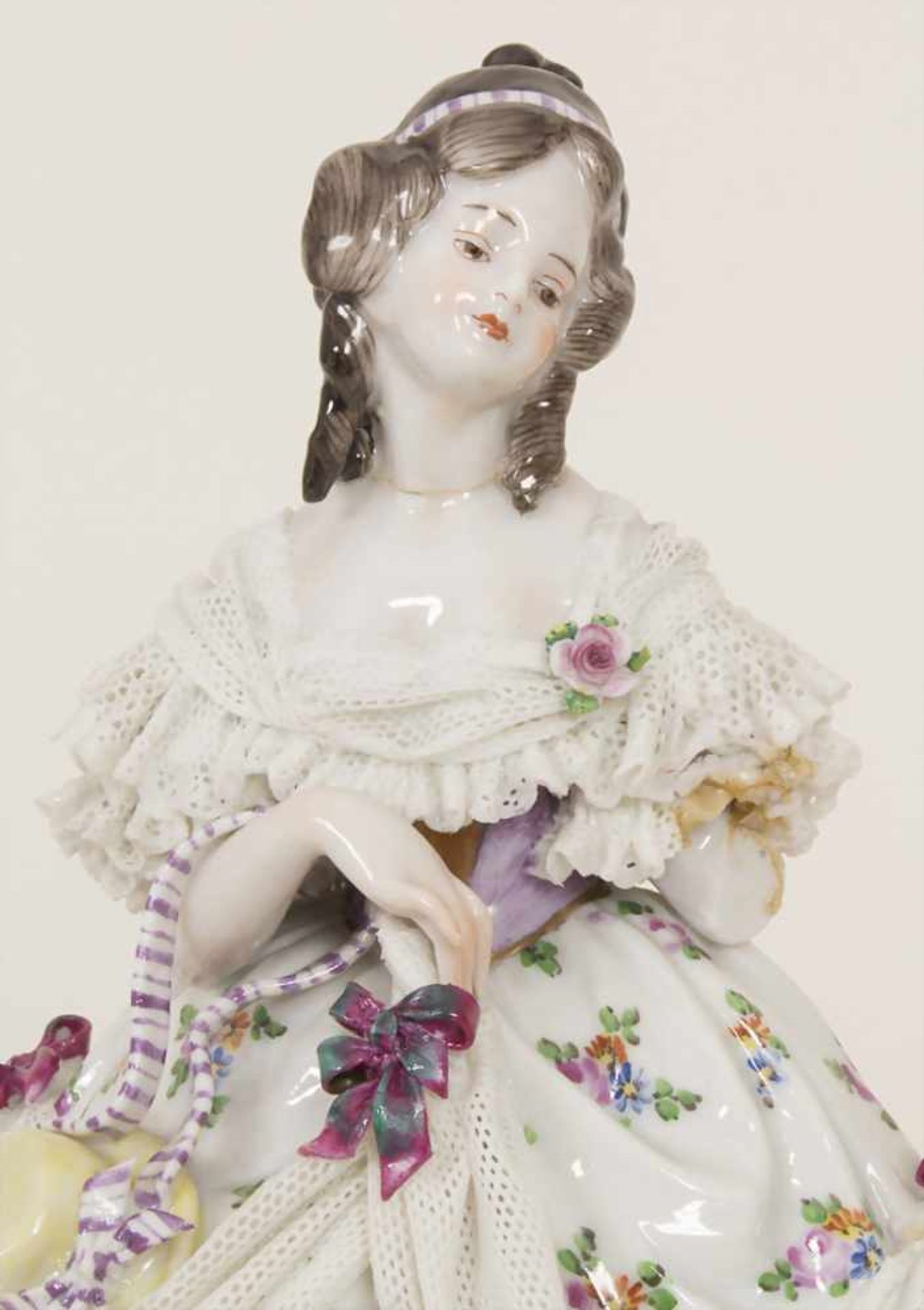 Porzellanfigur 'Rokoko-Dame' / A figure 'Rococo lady', Volkstedt-Rudolstadt, 1. Hälfte 20. Jh. - Bild 5 aus 7