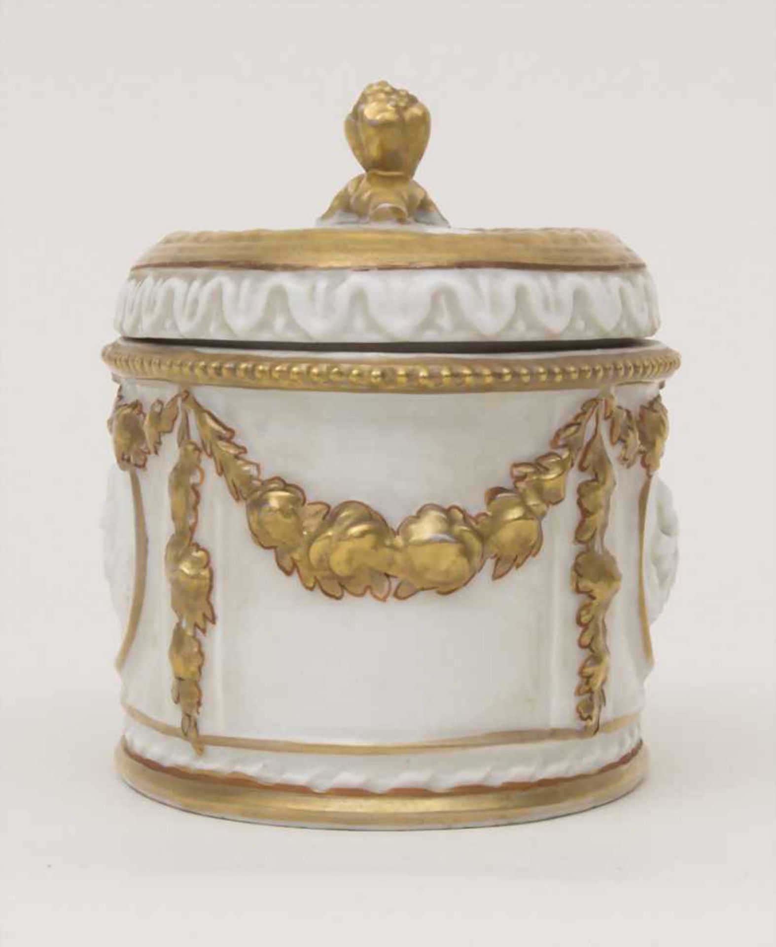 Deckeldose / A lidded box, Älteste Volkstedt, um 1900Material: Porzellan, goldstaffiert, glasiert, - Bild 4 aus 7