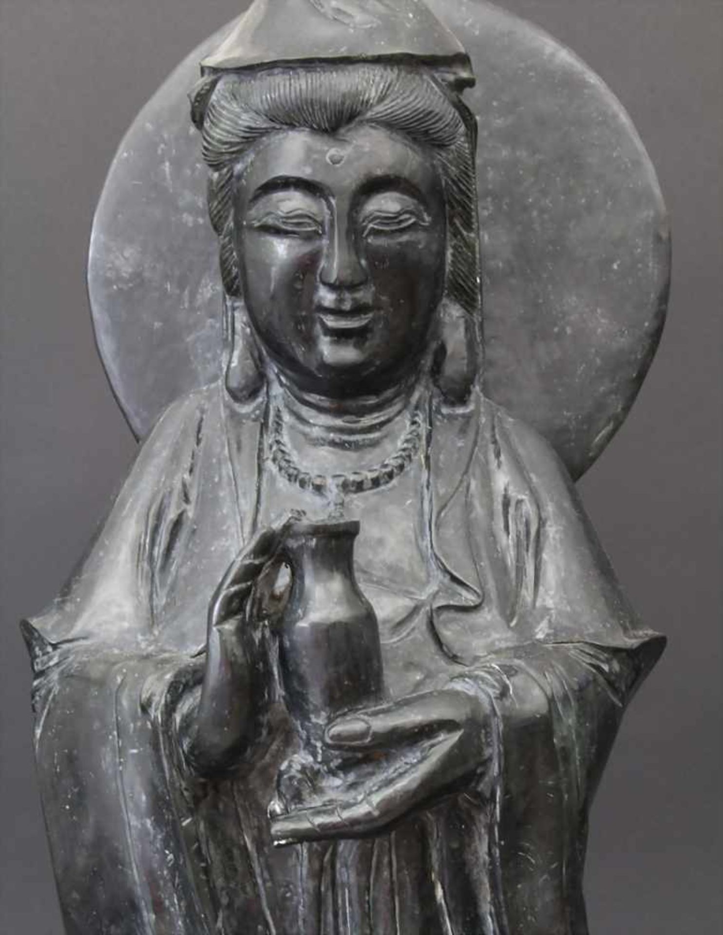 Jadefigur, 'Guanyin auf Doppel Lotos sockel', China um 1920Matrial: spinatgrüne Nephrit Jade, - Image 9 of 13