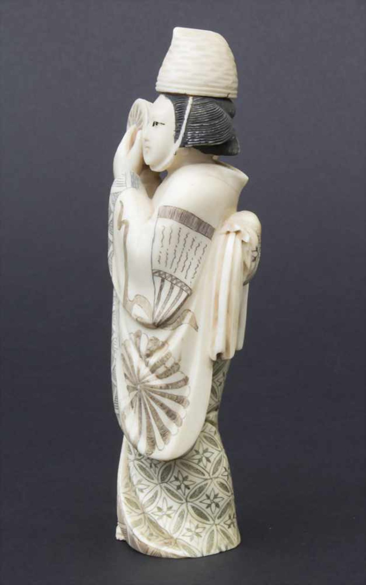 Figur 'Musizierende Geisha' / A figure 'Geisha', Japan, um 1900Material: Elfenbein, geschnitzt, - Bild 3 aus 9