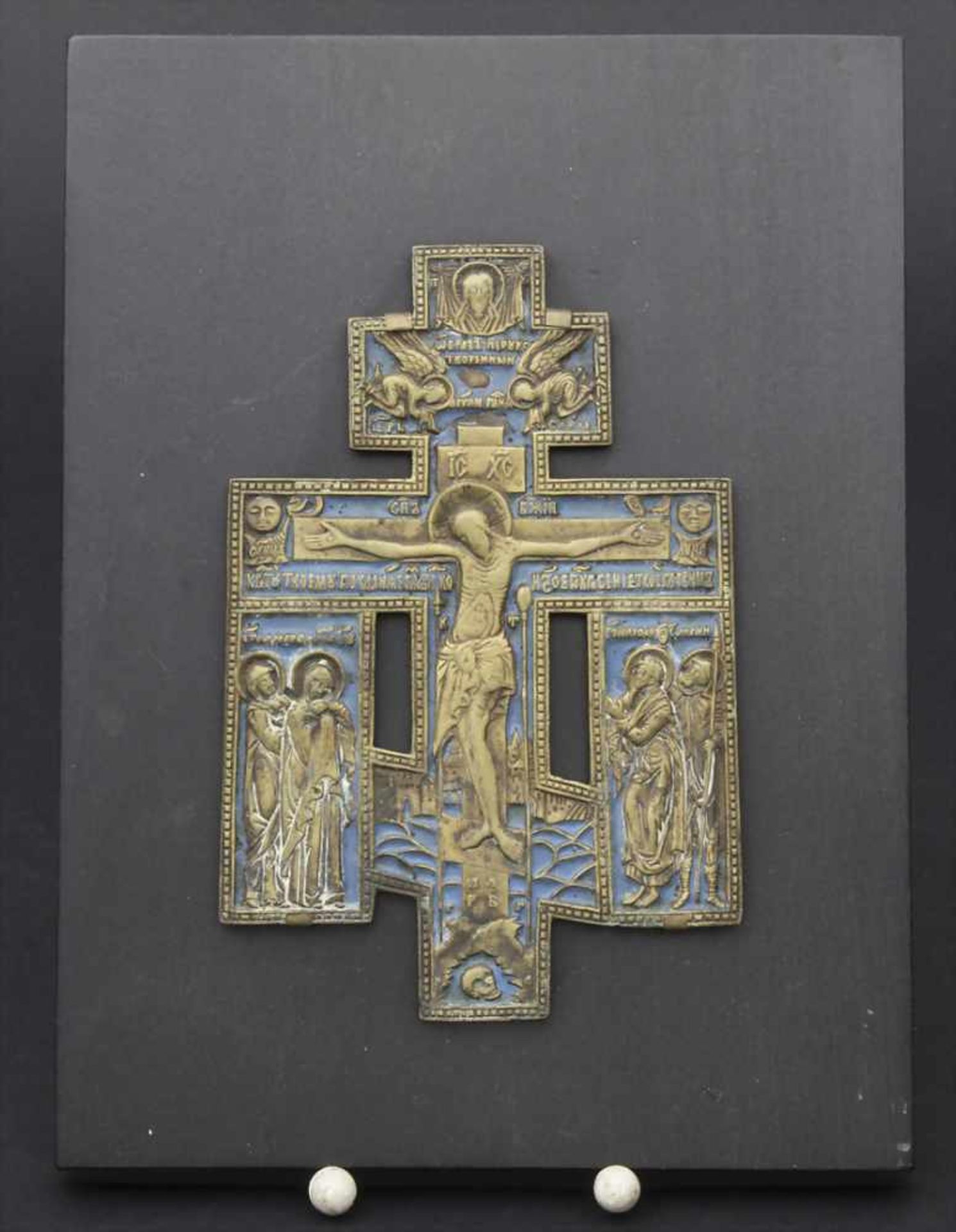 Bronzekruzifix / A bronze crucifix, Russland, 19. Jh.Technik: Bronze, patiniert, blau emailliert,